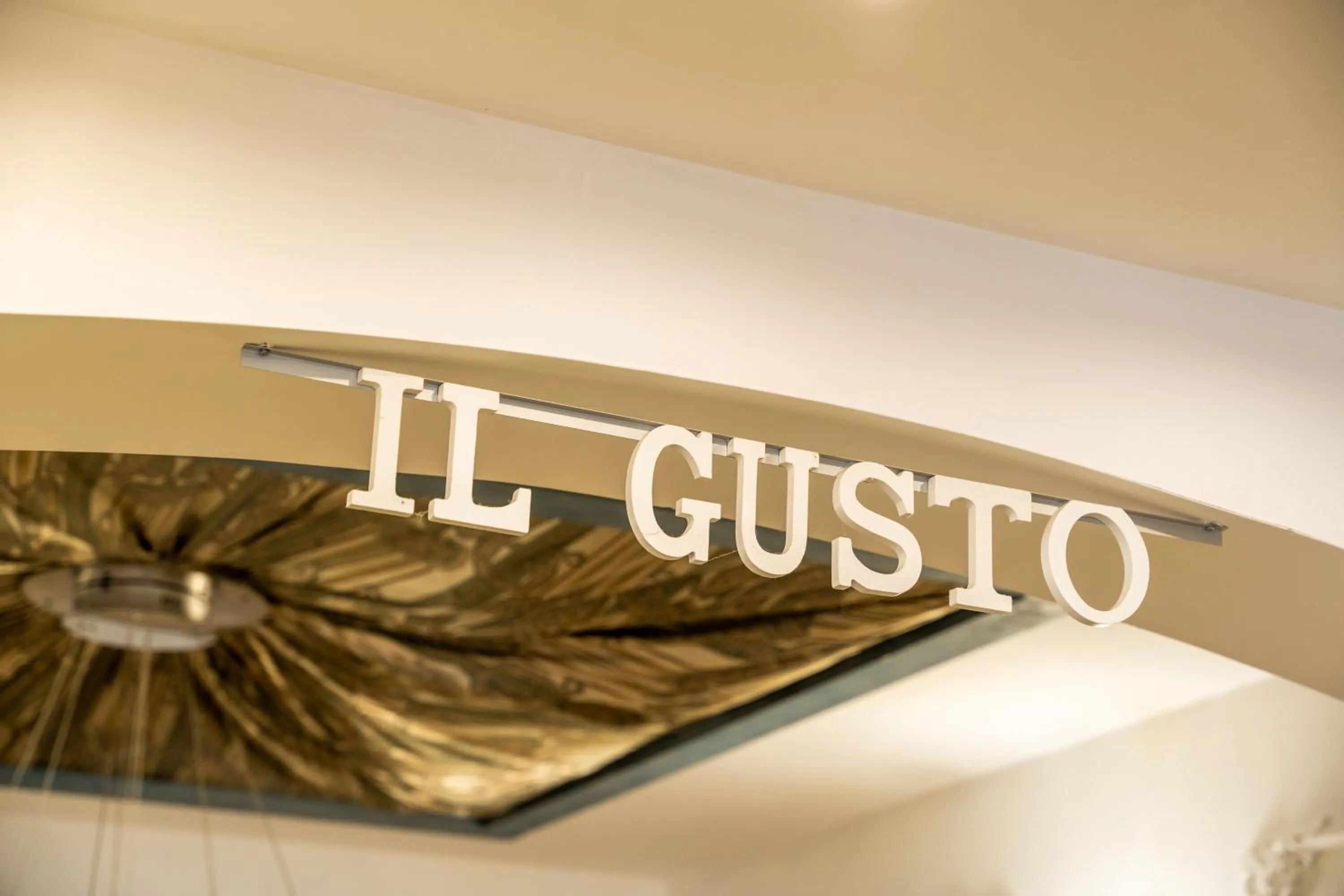 Restaurant/places to eat in Royal Boutique Hotel