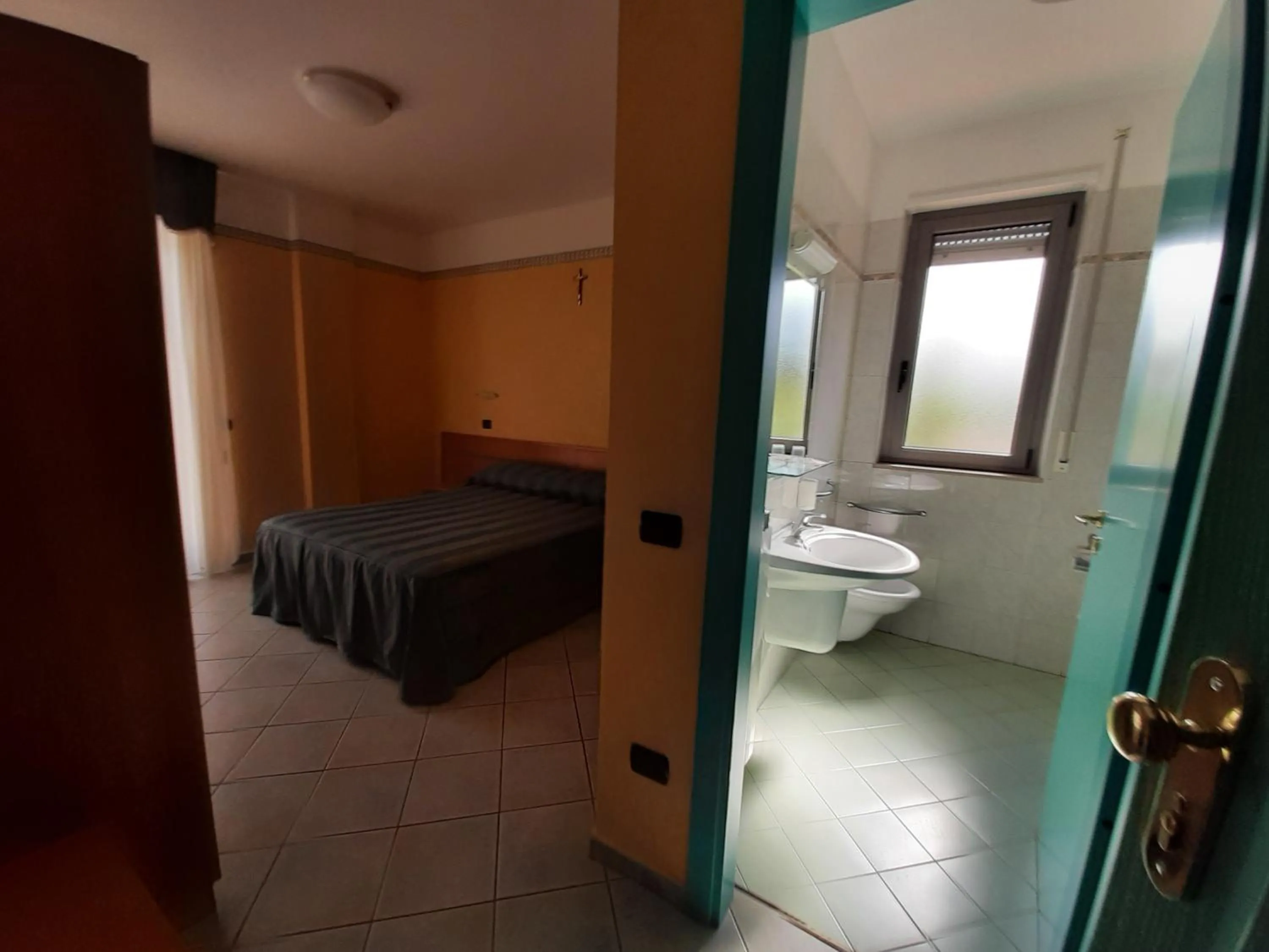 Bathroom, Bed in Hotel Pegaso