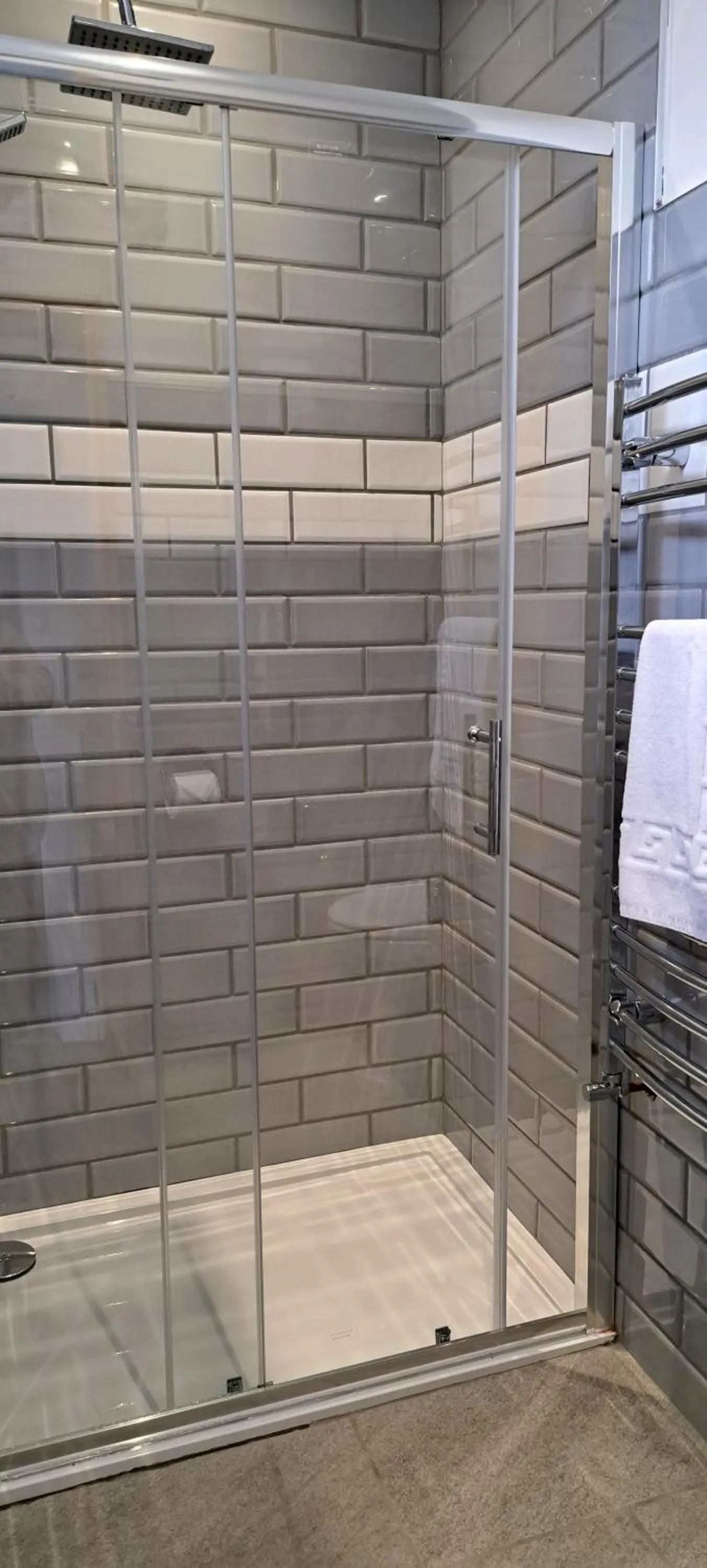 Shower in Orchard House Hotel