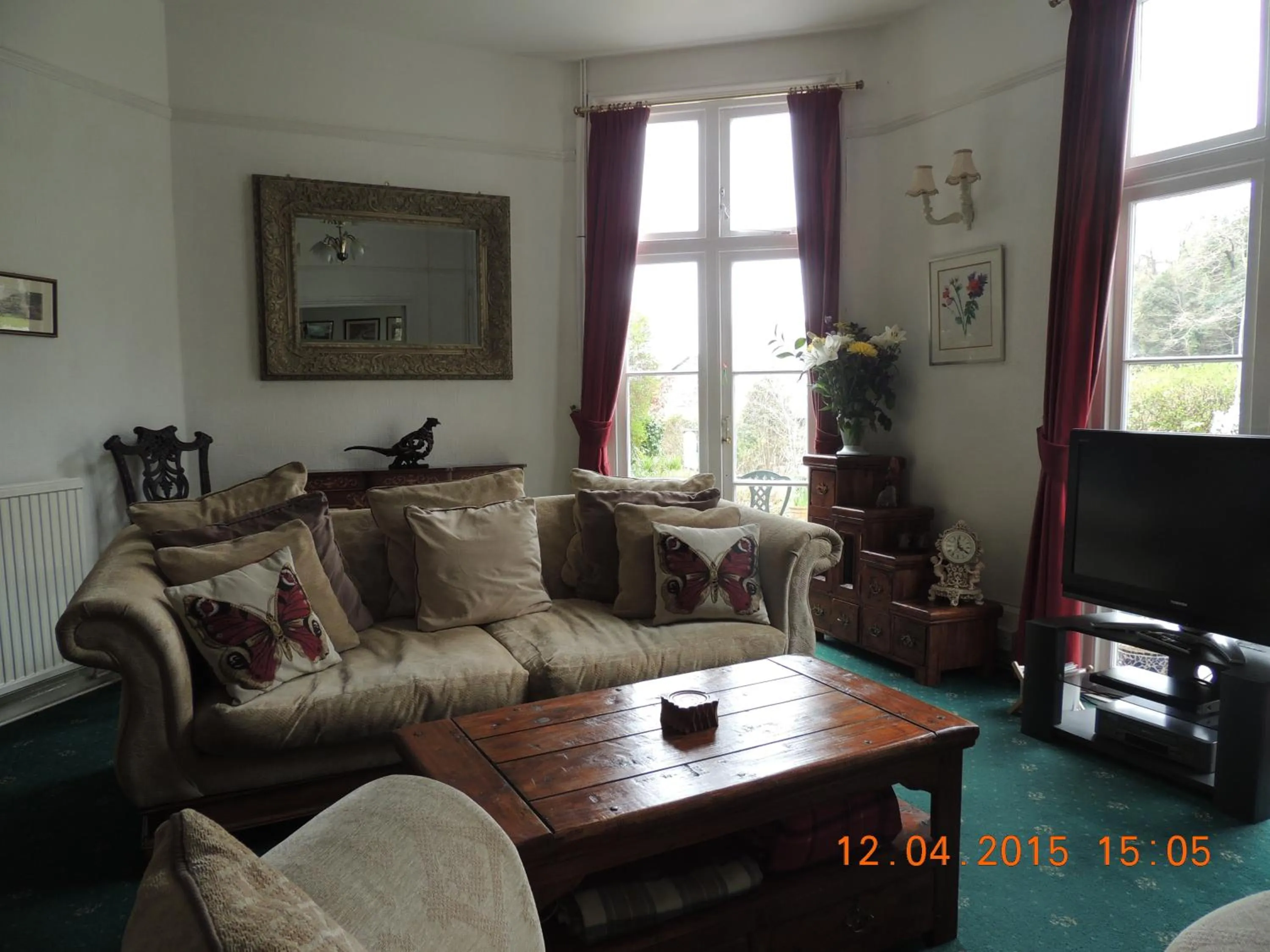 Communal lounge/ TV room in Orchard House Hotel