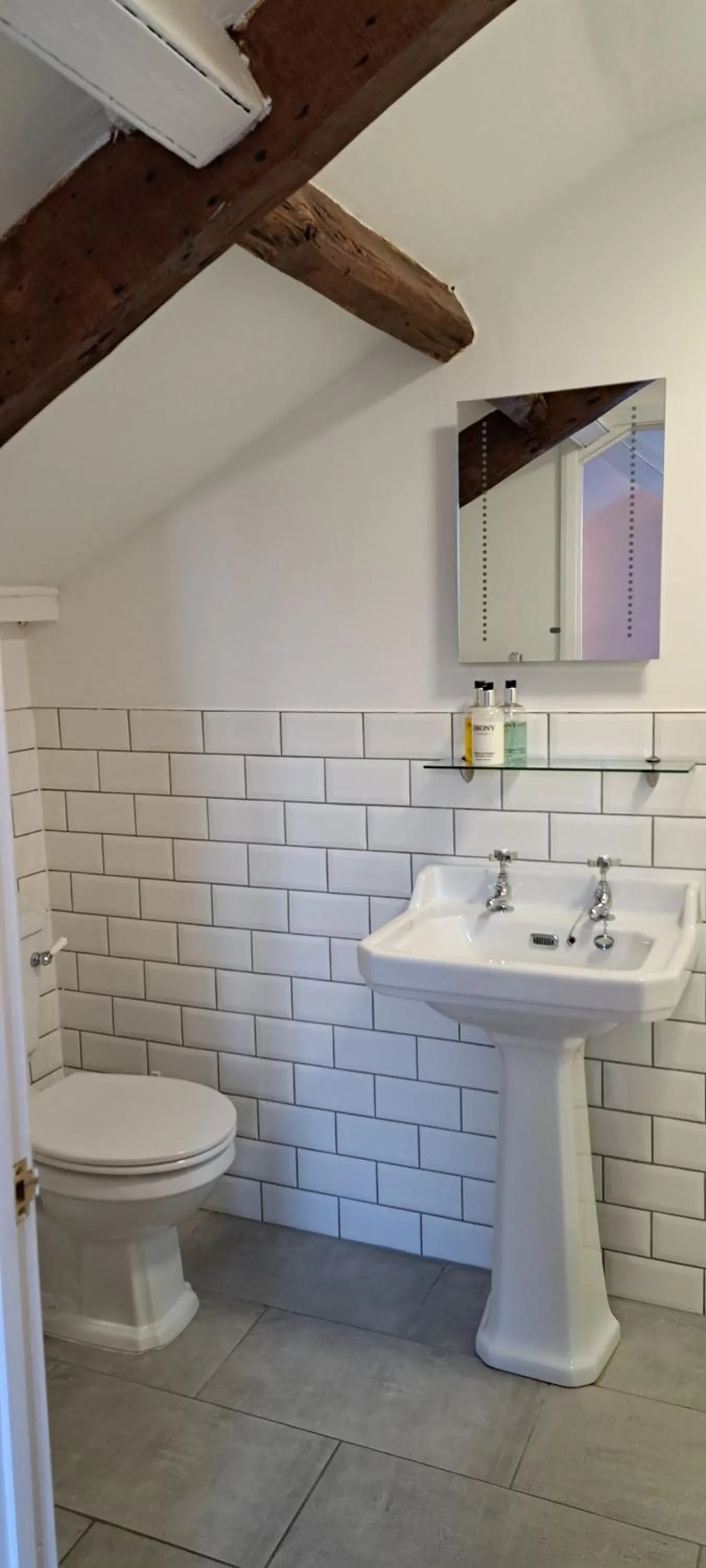 Shower in Orchard House Hotel