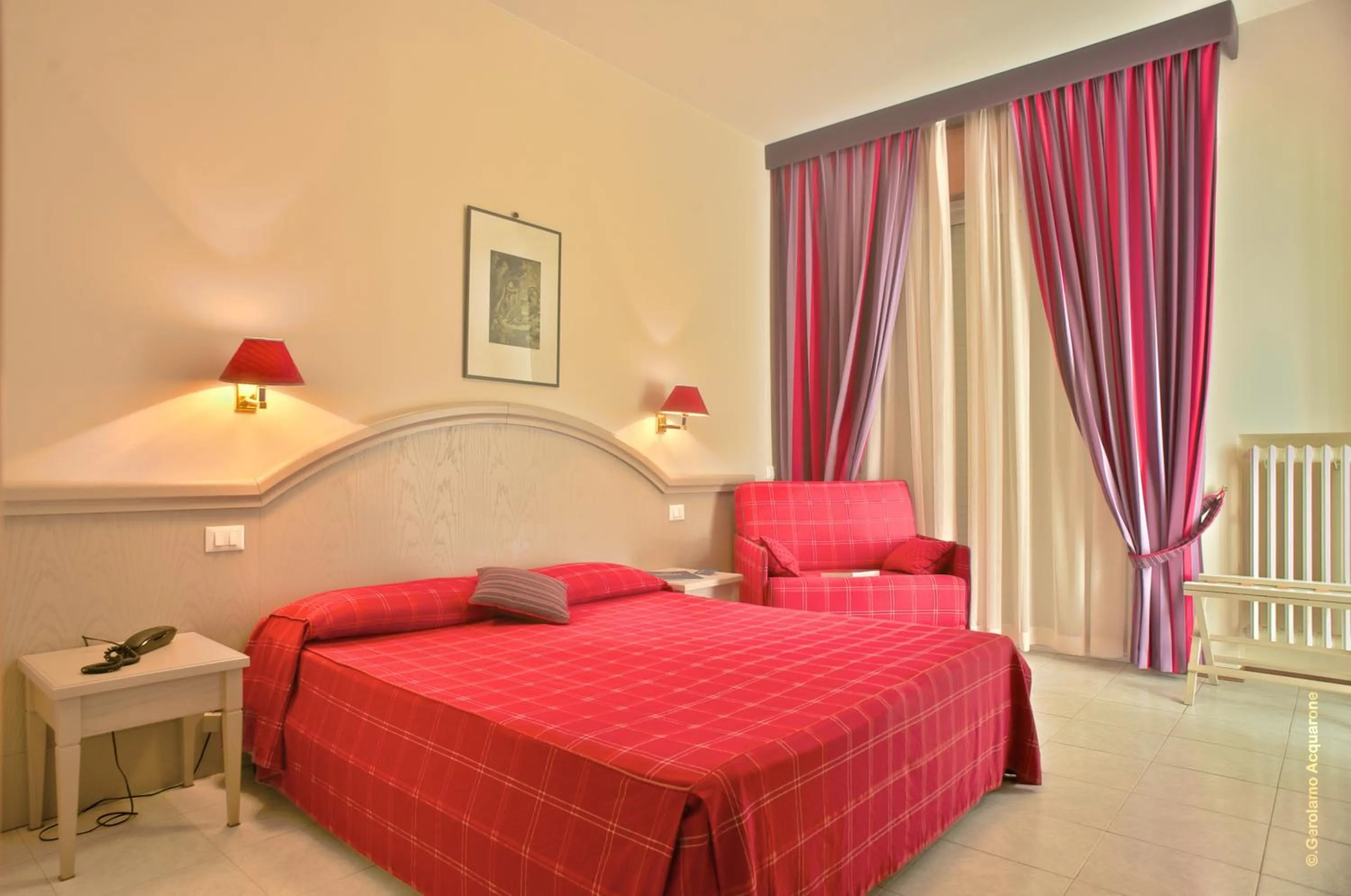 Shower, Bed in Hotel Splendid