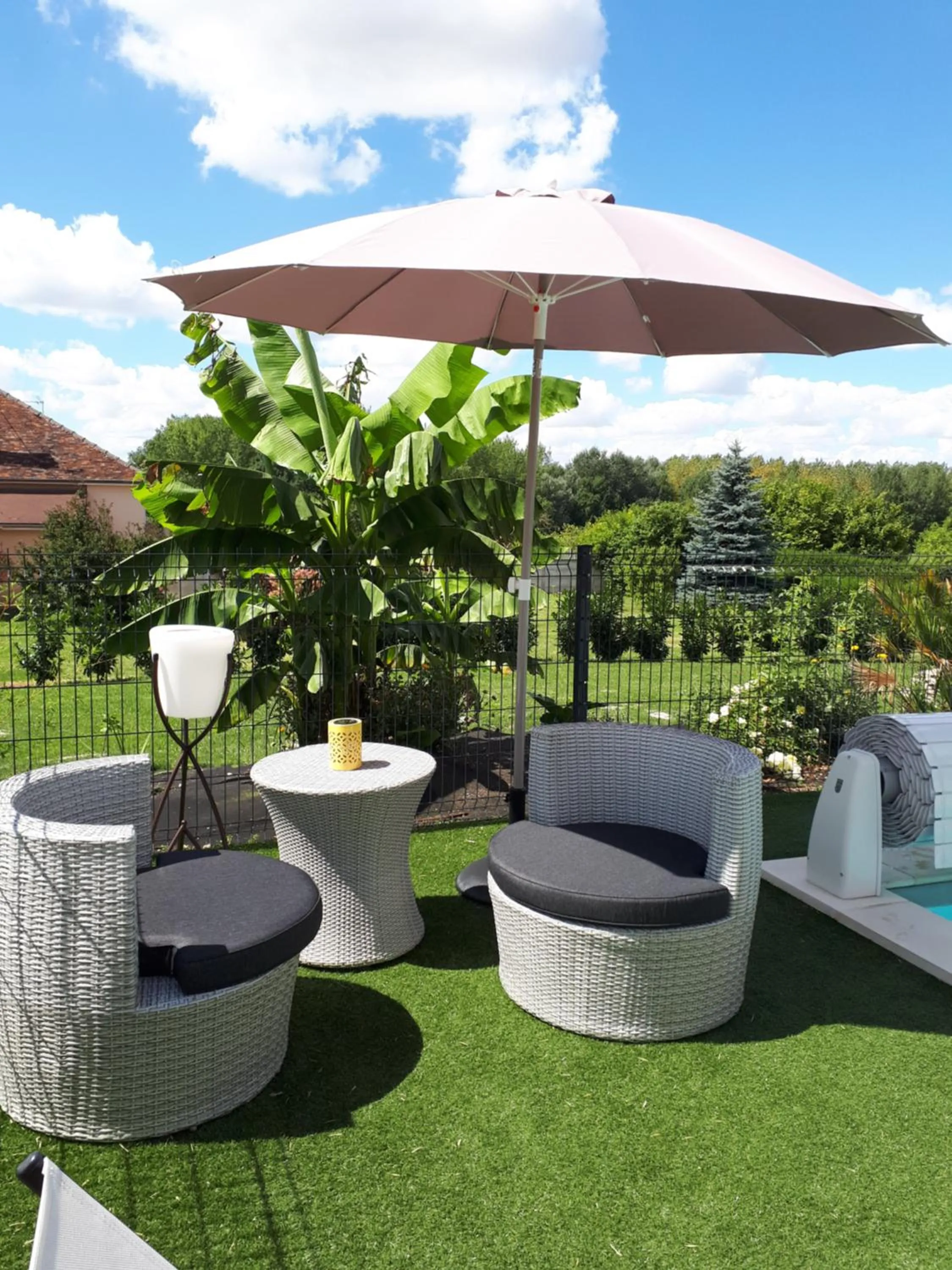 Swimming pool in Ome sweet home