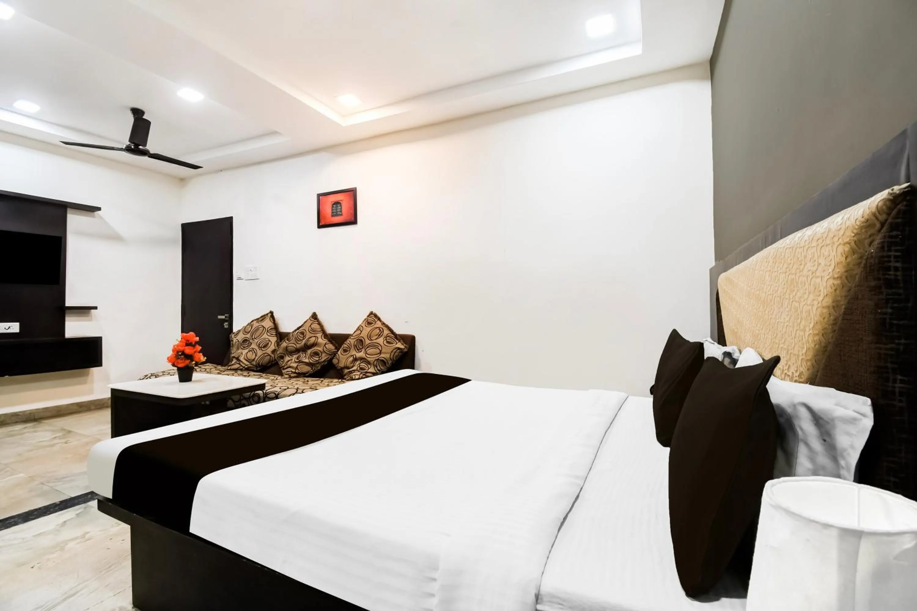 Bedroom, Bed in Hotel O Raipur City Center Formerly South Inn