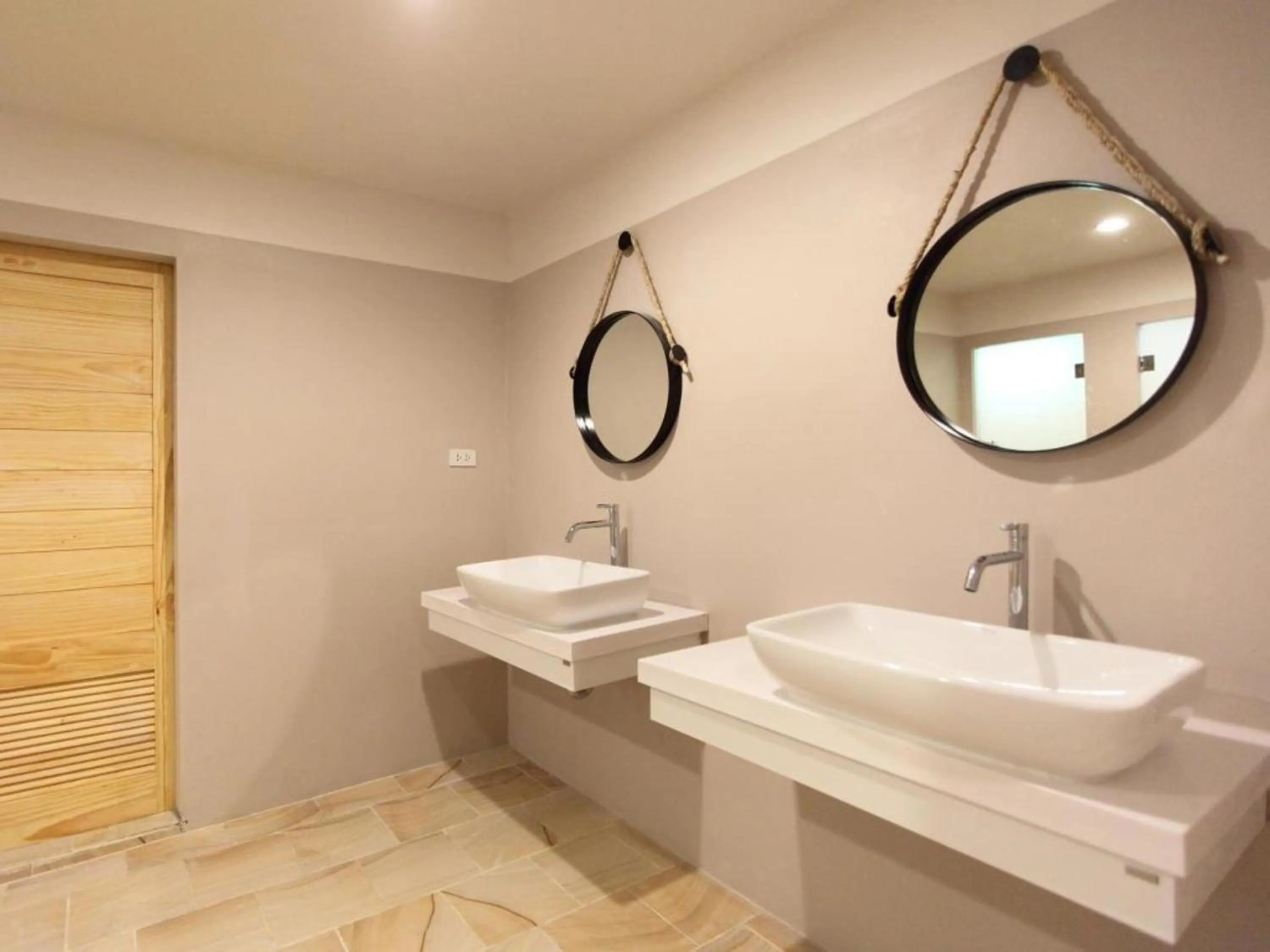 Bathroom in Lupta Hostel Patong Hideaway