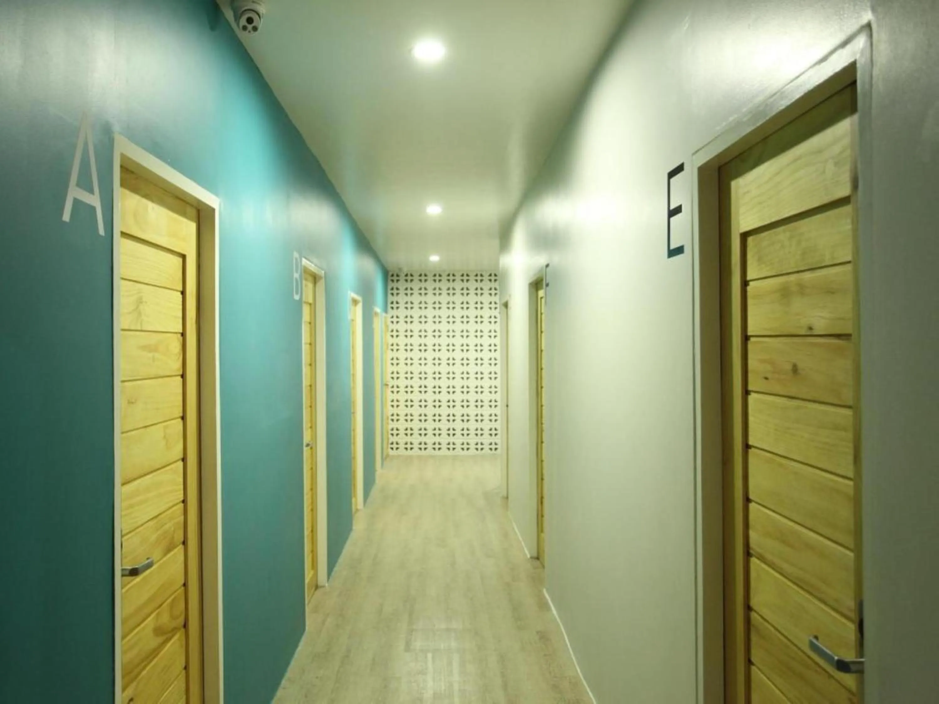Area and facilities in Lupta Hostel Patong Hideaway