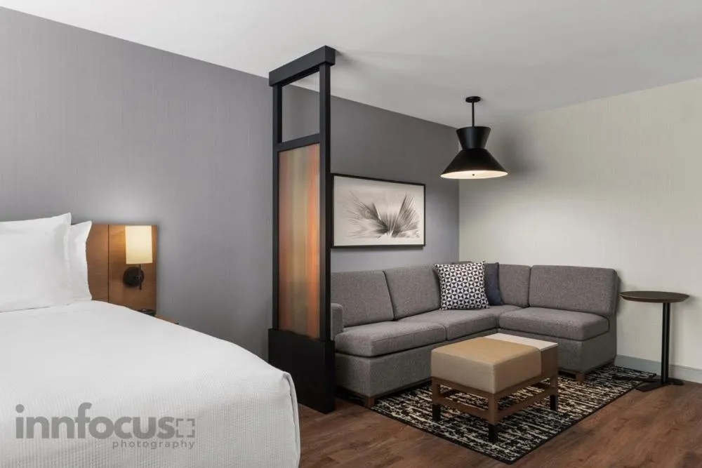 Bed in Hyatt Place Mississauga / Airport Corp Center