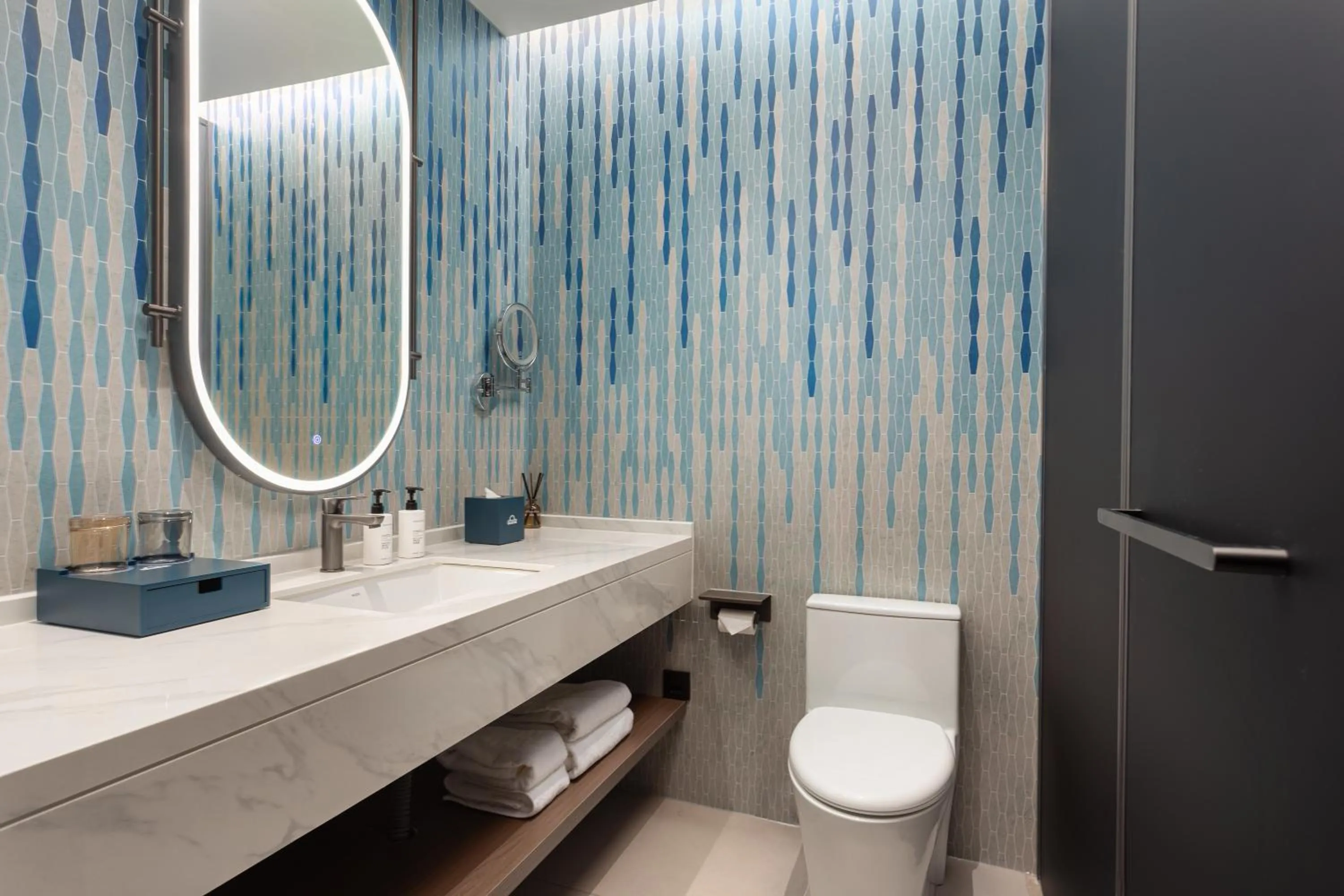 Toilet in Days Inn by Wyndham Xi'an Yanliang