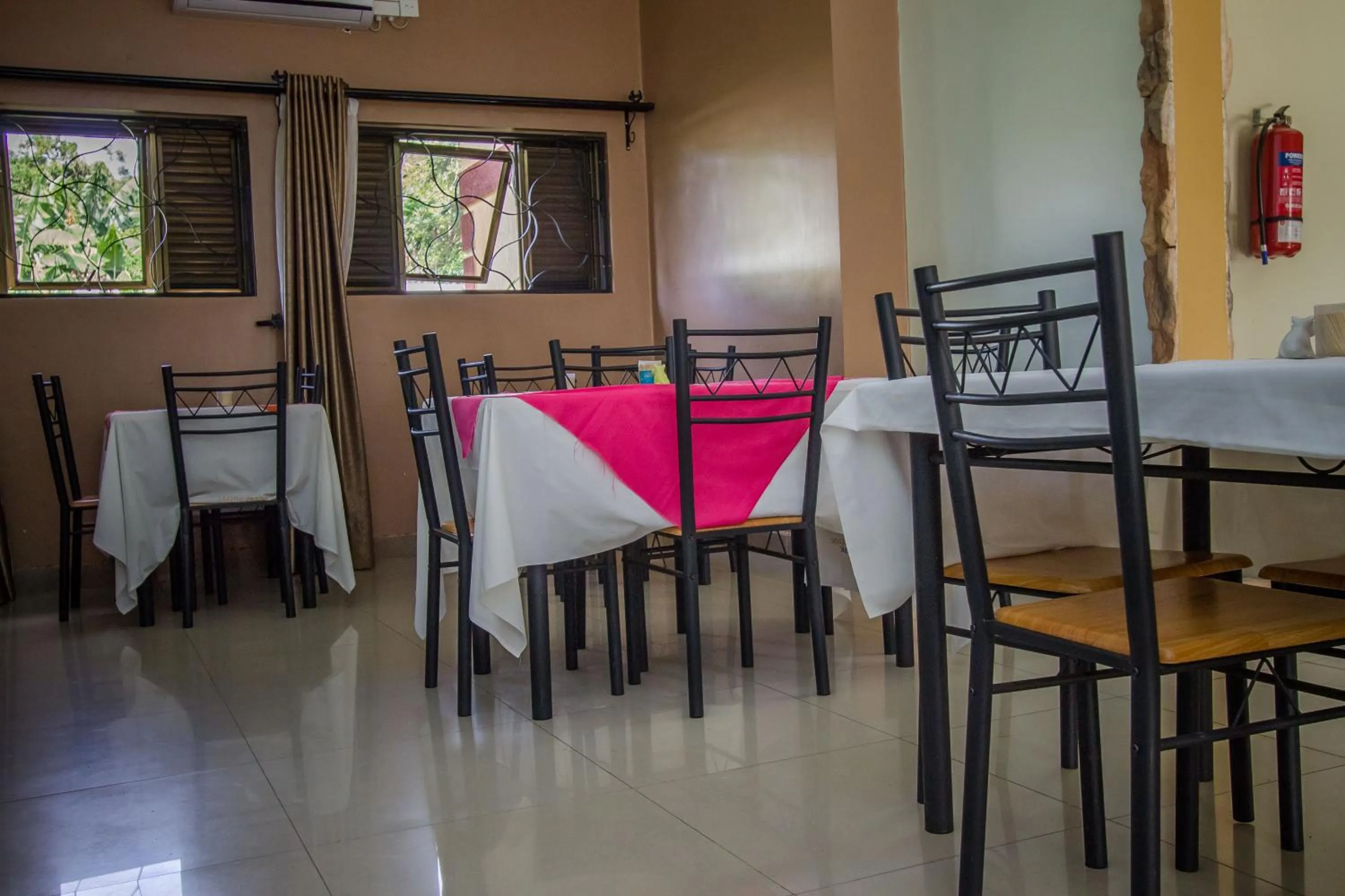 Restaurant/places to eat in Askay Hotel Suites