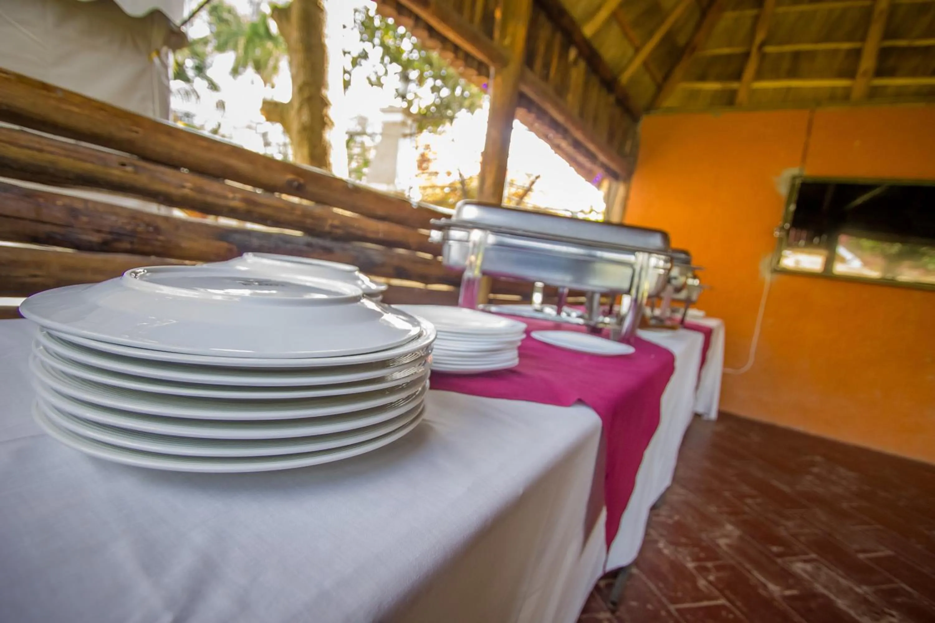 Restaurant/places to eat in Askay Hotel Suites