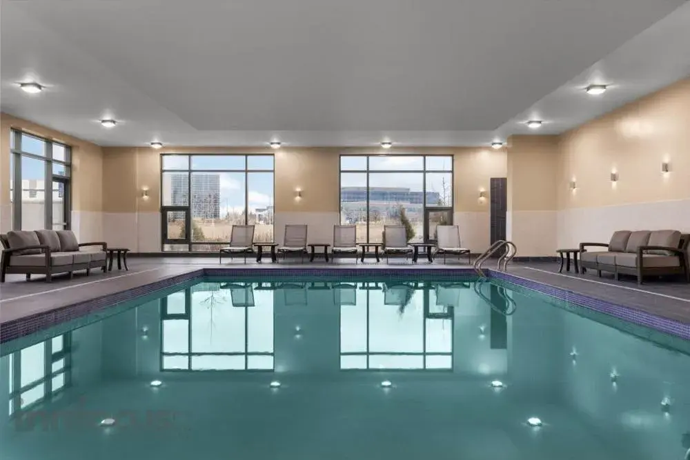Swimming pool in Hyatt House Mississauga / Airport Corp Center Swimming pool in Hyatt House Mississauga / Airport Corp Center