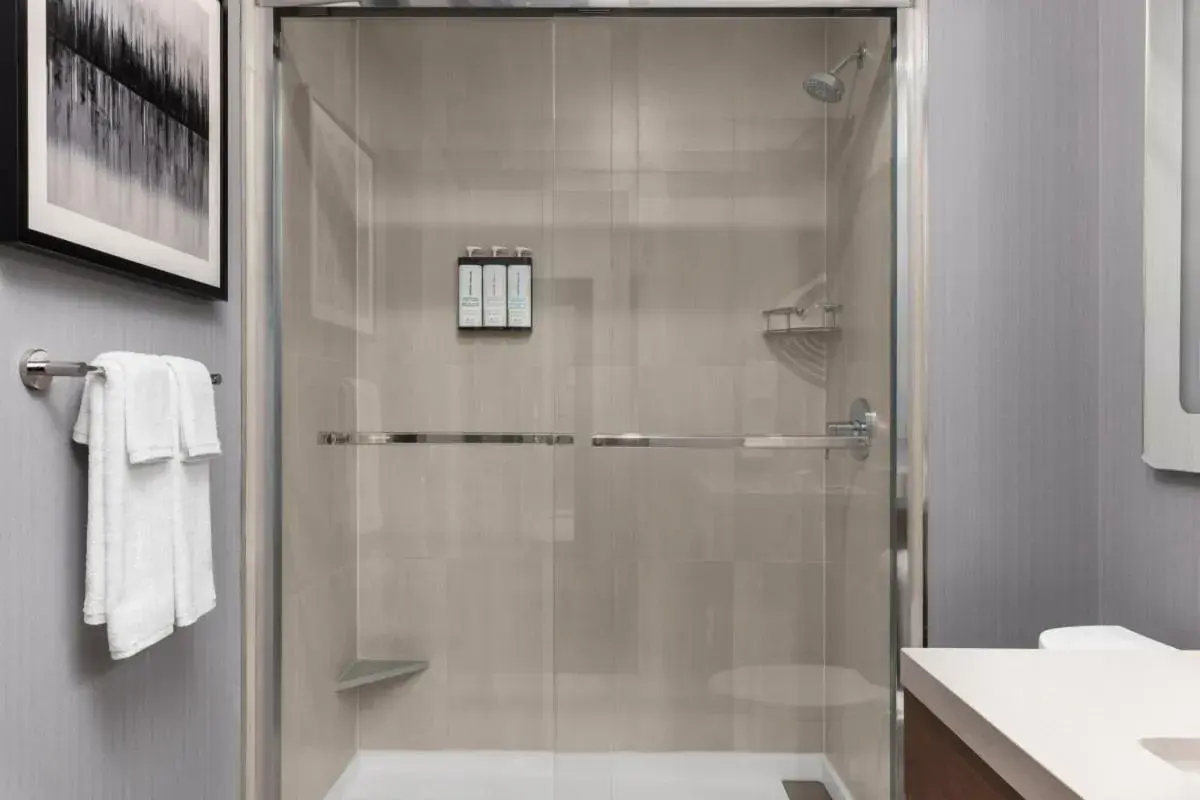 Bathroom in Hyatt House Mississauga / Airport Corp Center Bathroom in Hyatt House Mississauga / Airport Corp Center