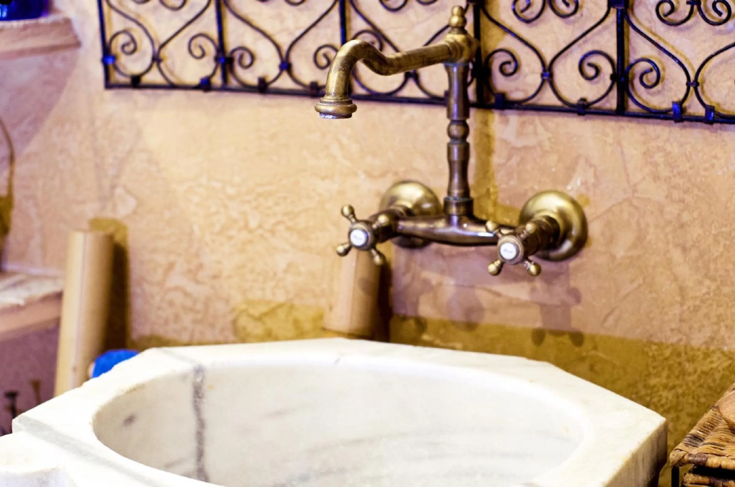 Decorative detail in Gite Fa Mille maison bleu