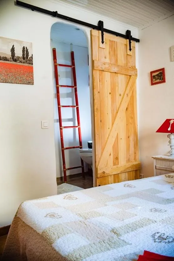 Bathroom, Bed in Gite Fa Mille maison bleu