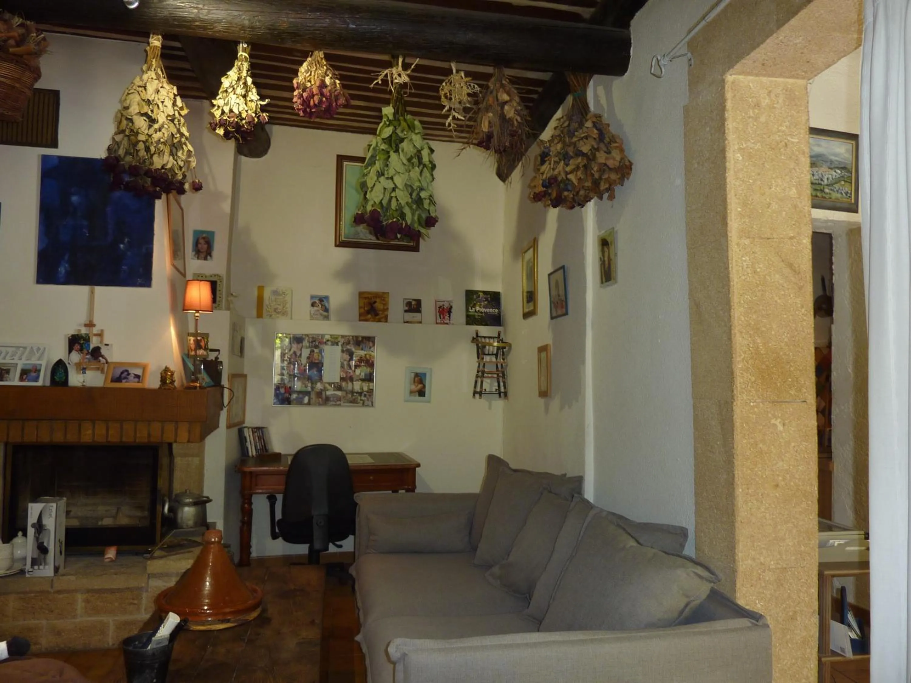 Communal lounge/ TV room in Gite Fa Mille maison bleu