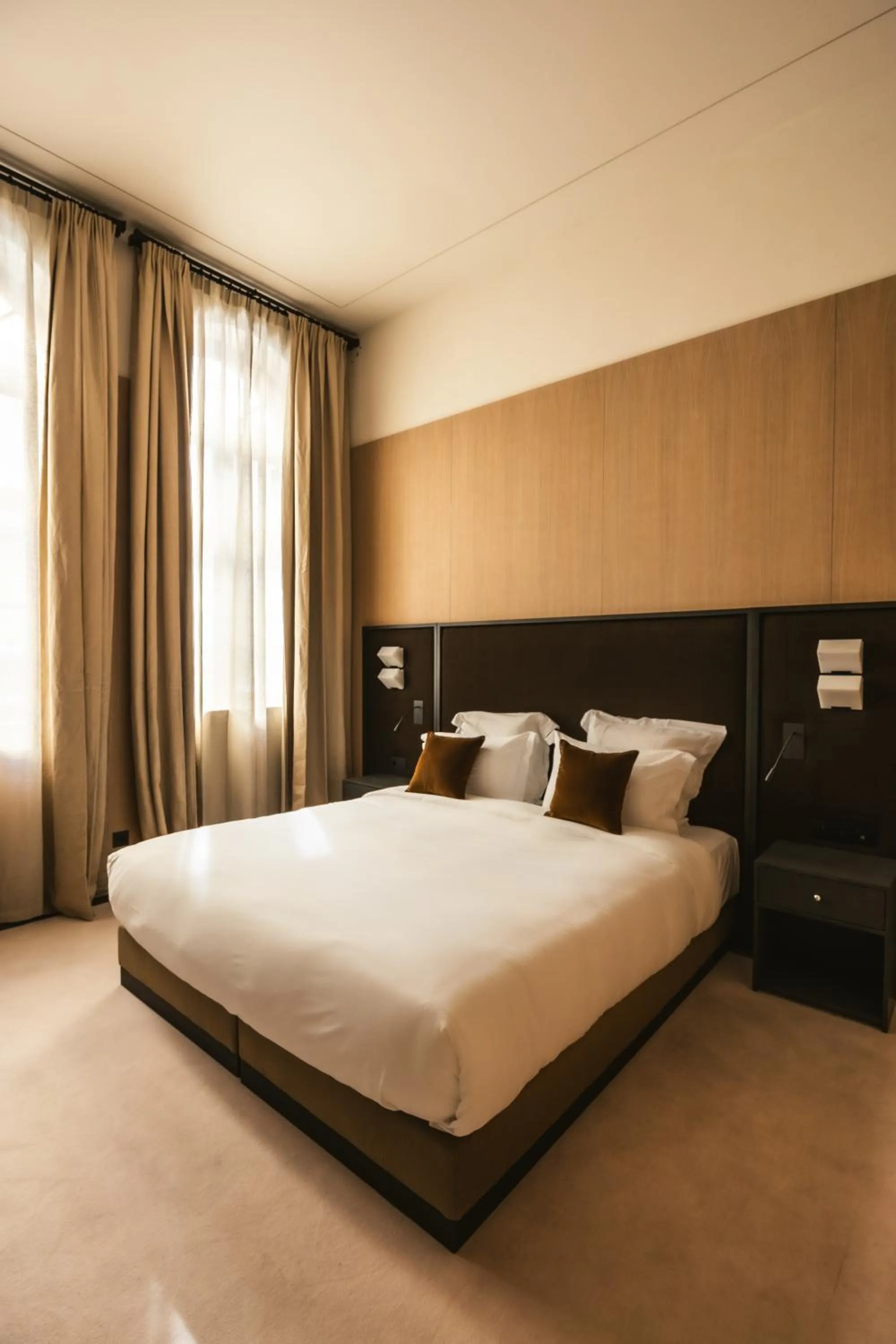 Bed in Mondovi Luxury Suites