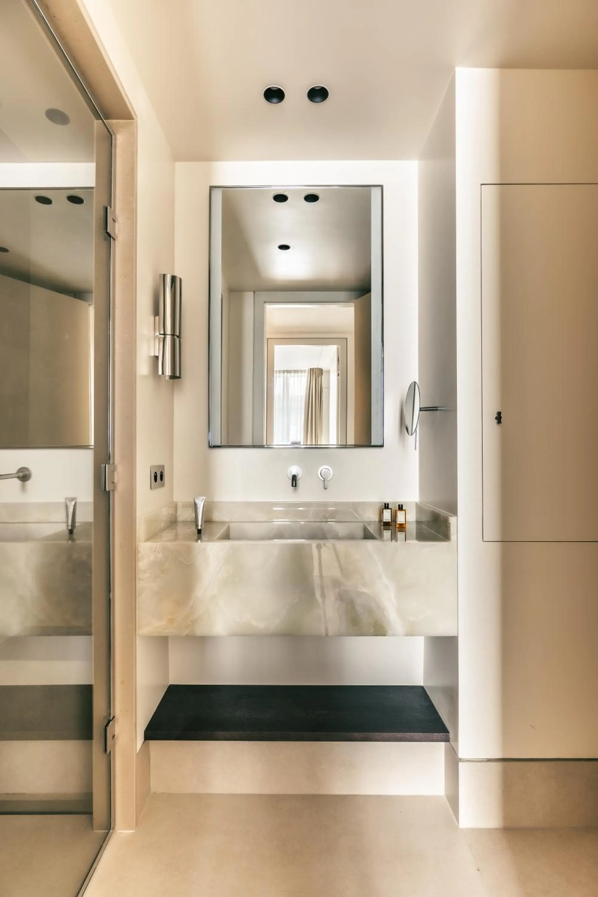 Bathroom, Bed in Mondovi Luxury Suites