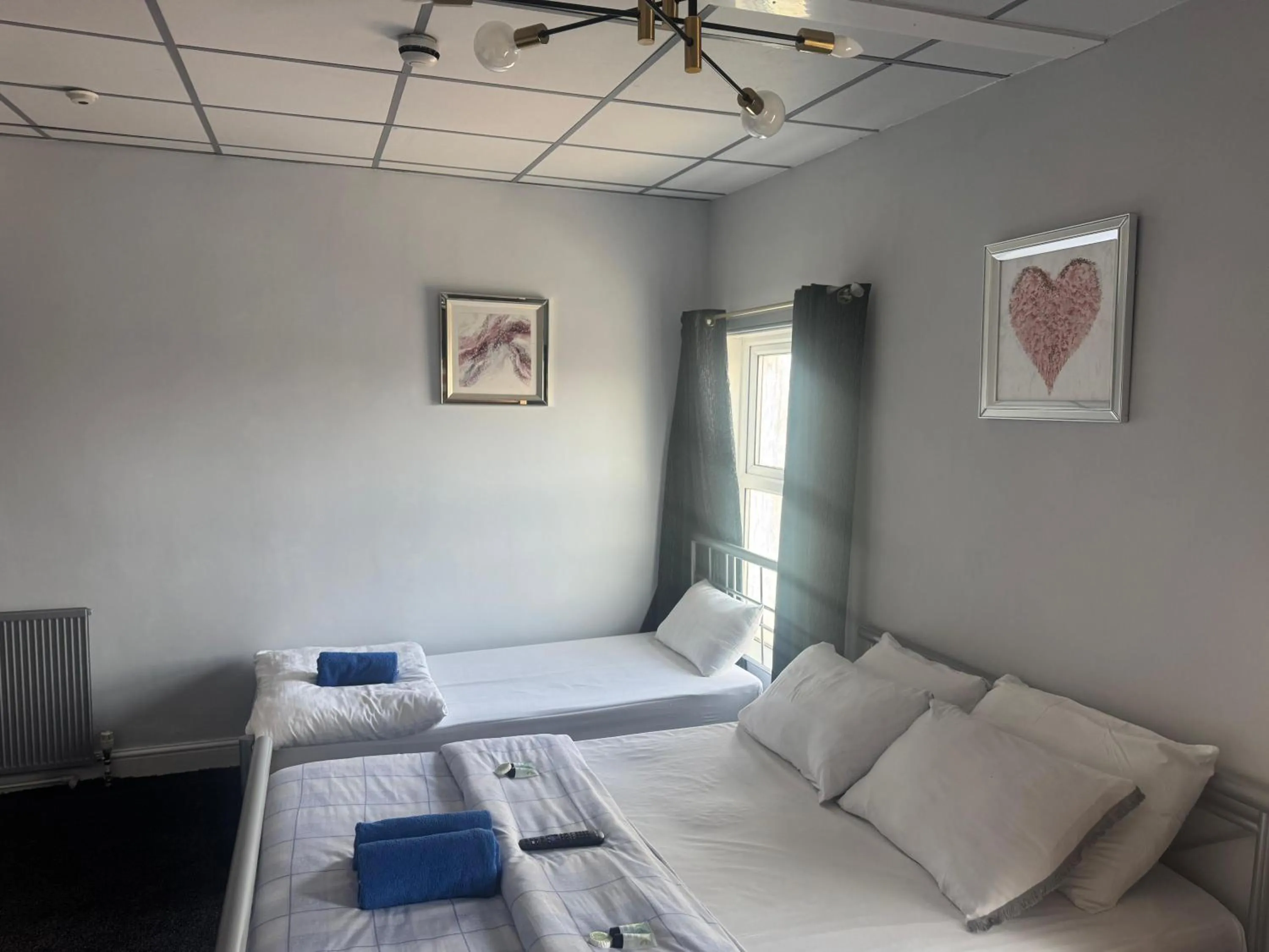 Bed in 100 Pipers Hotel