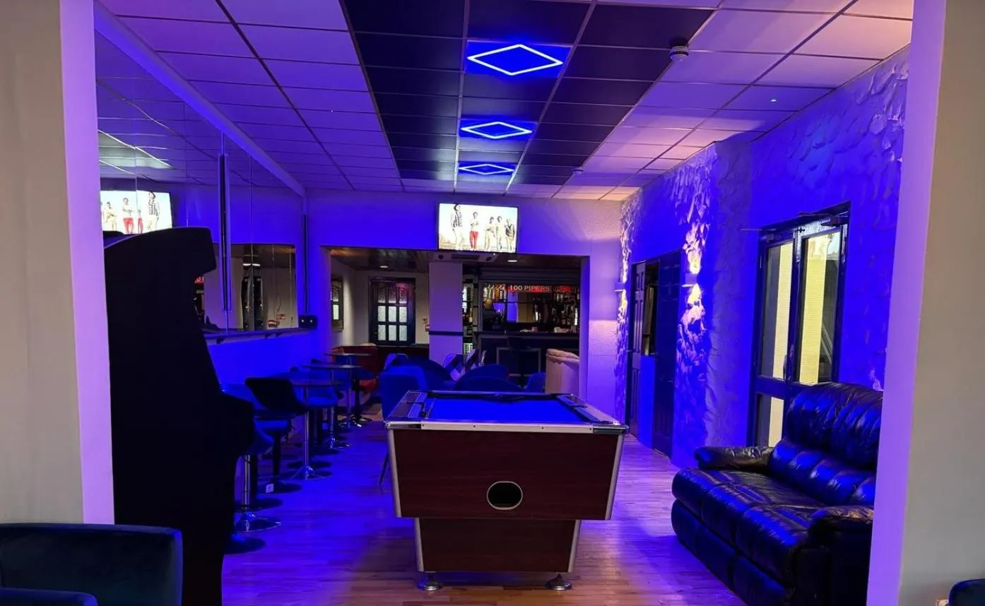 Night in 100 Pipers Hotel