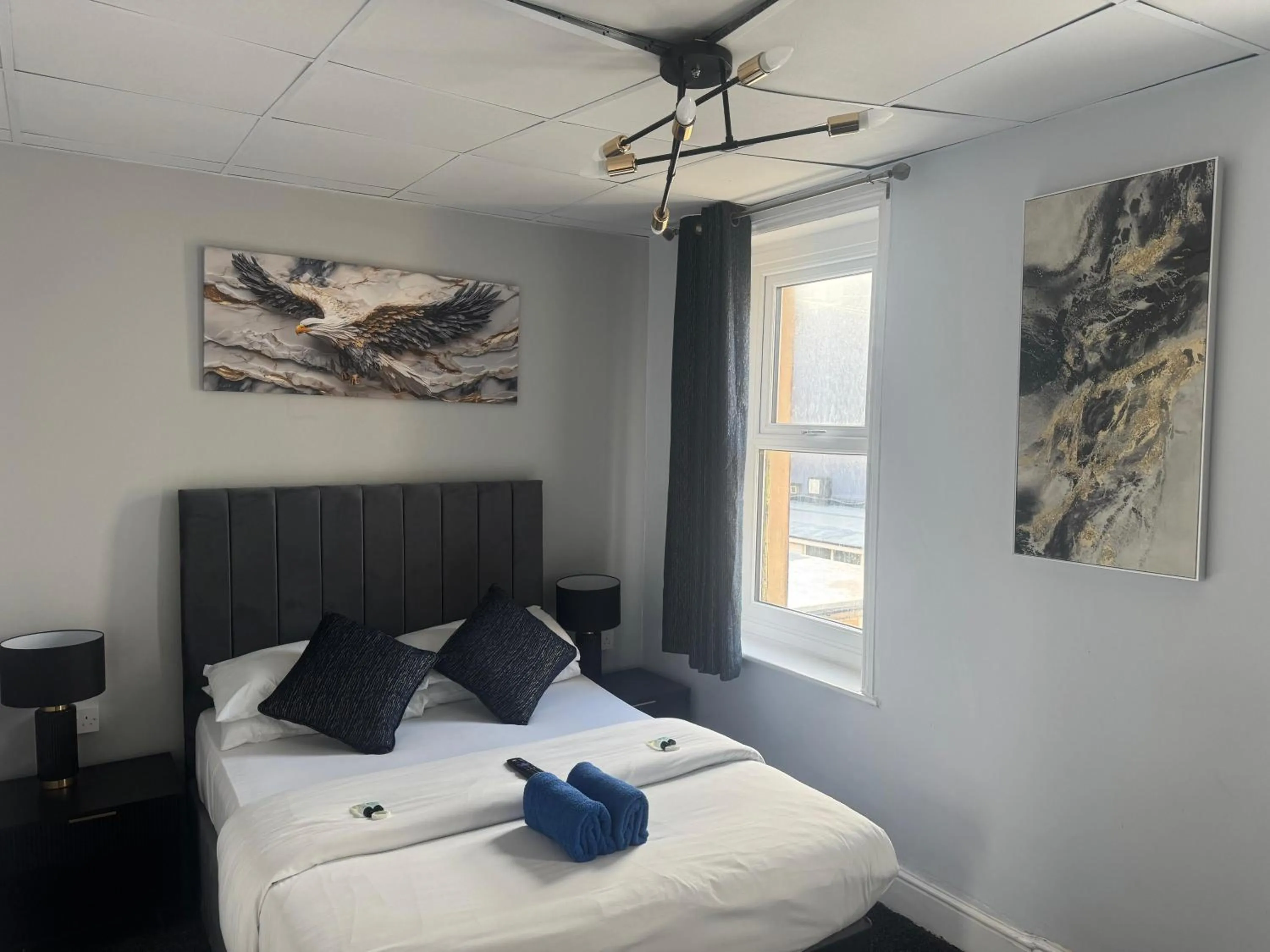 Bed in 100 Pipers Hotel