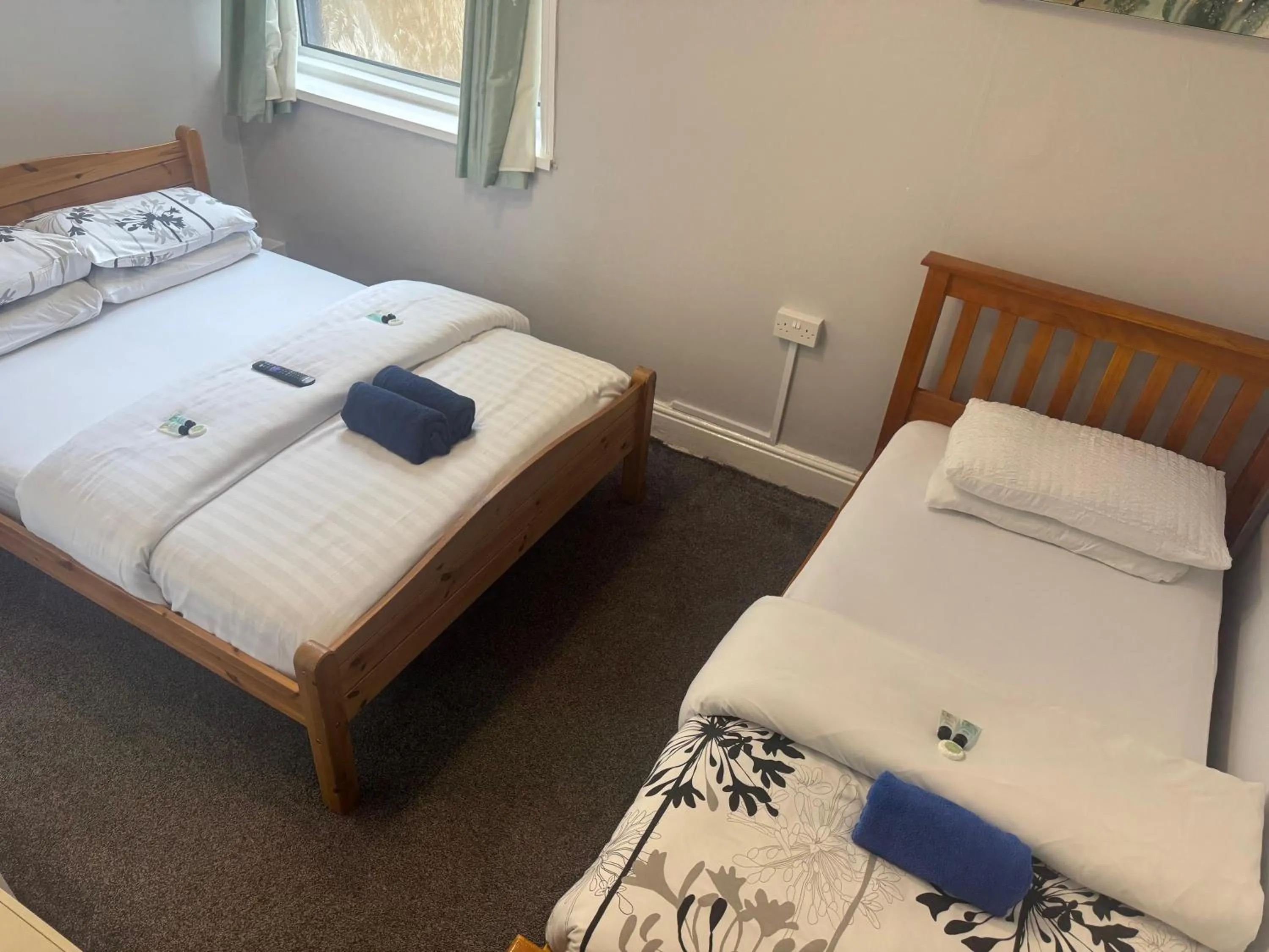 Bed in 100 Pipers Hotel