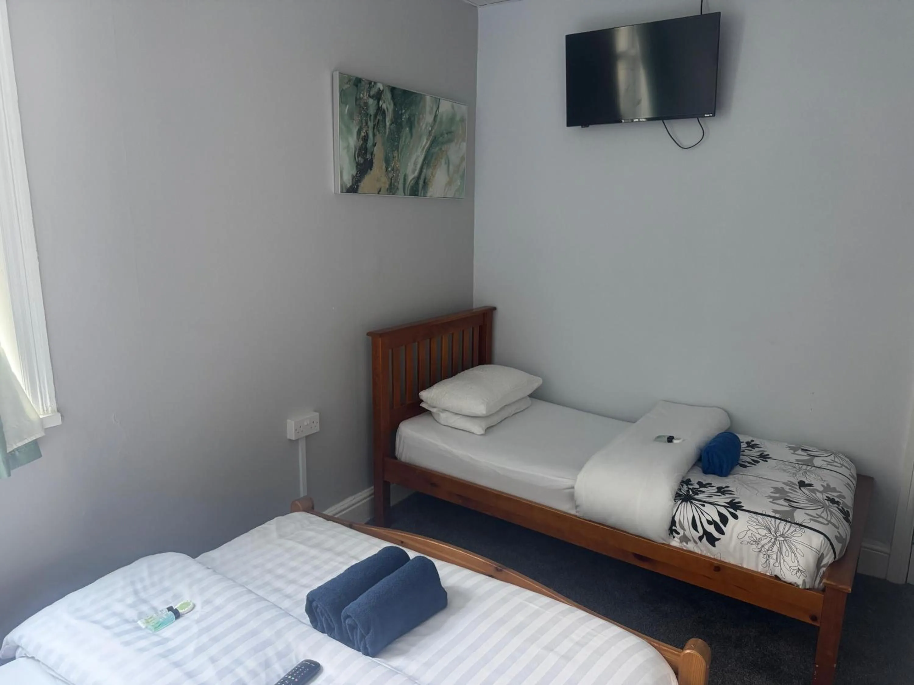 Bed in 100 Pipers Hotel