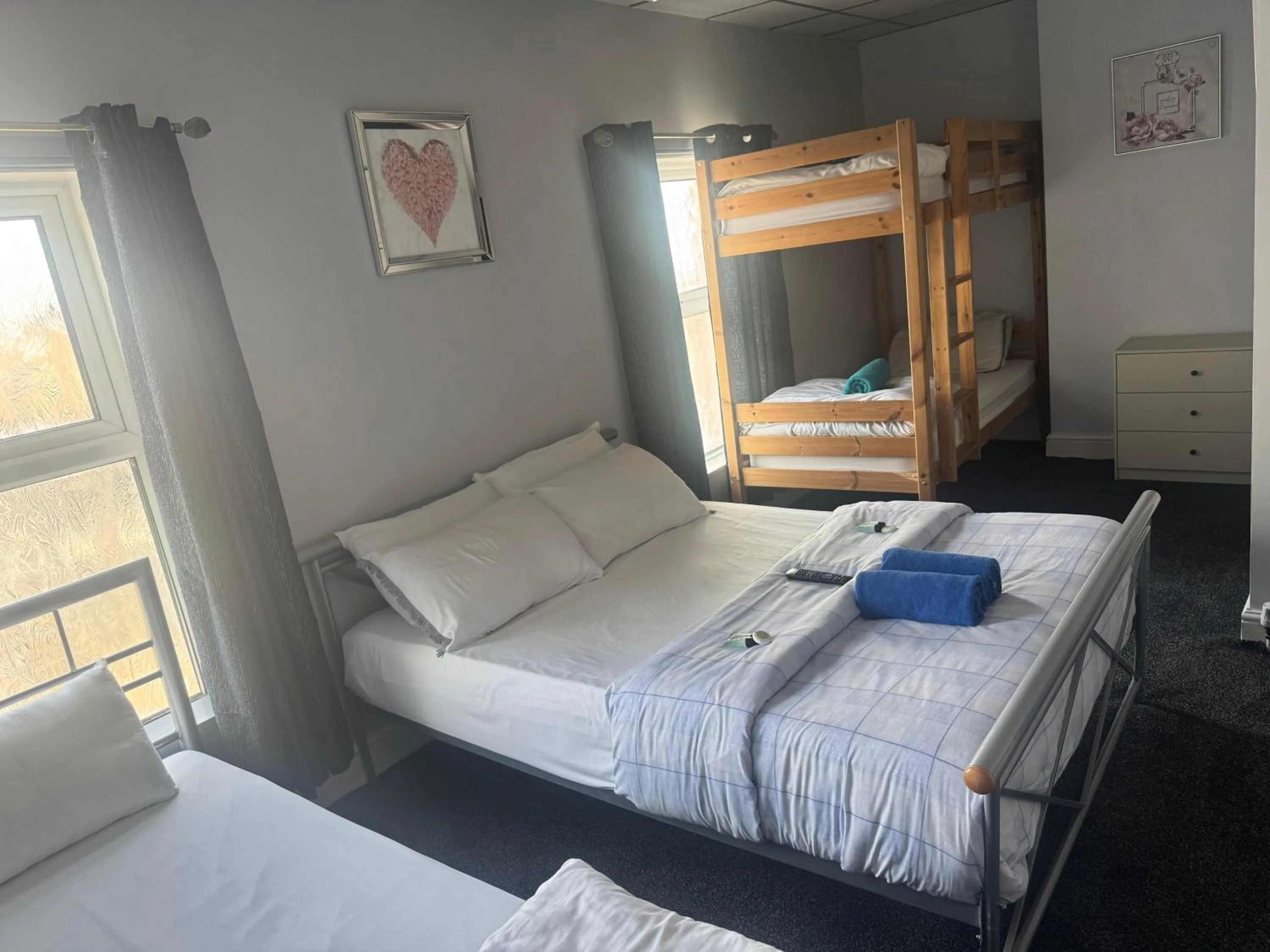 Bed in 100 Pipers Hotel