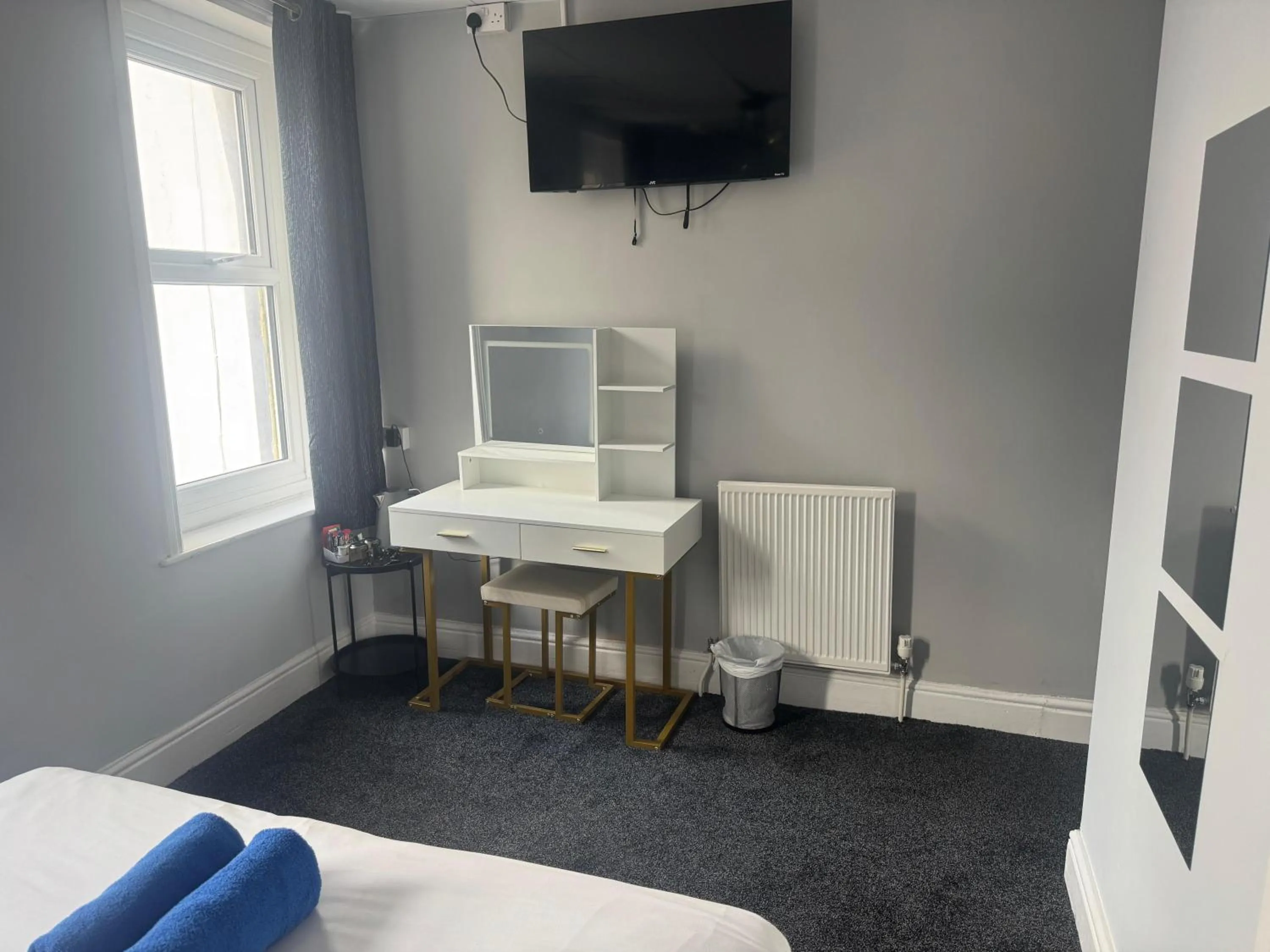 Bed in 100 Pipers Hotel