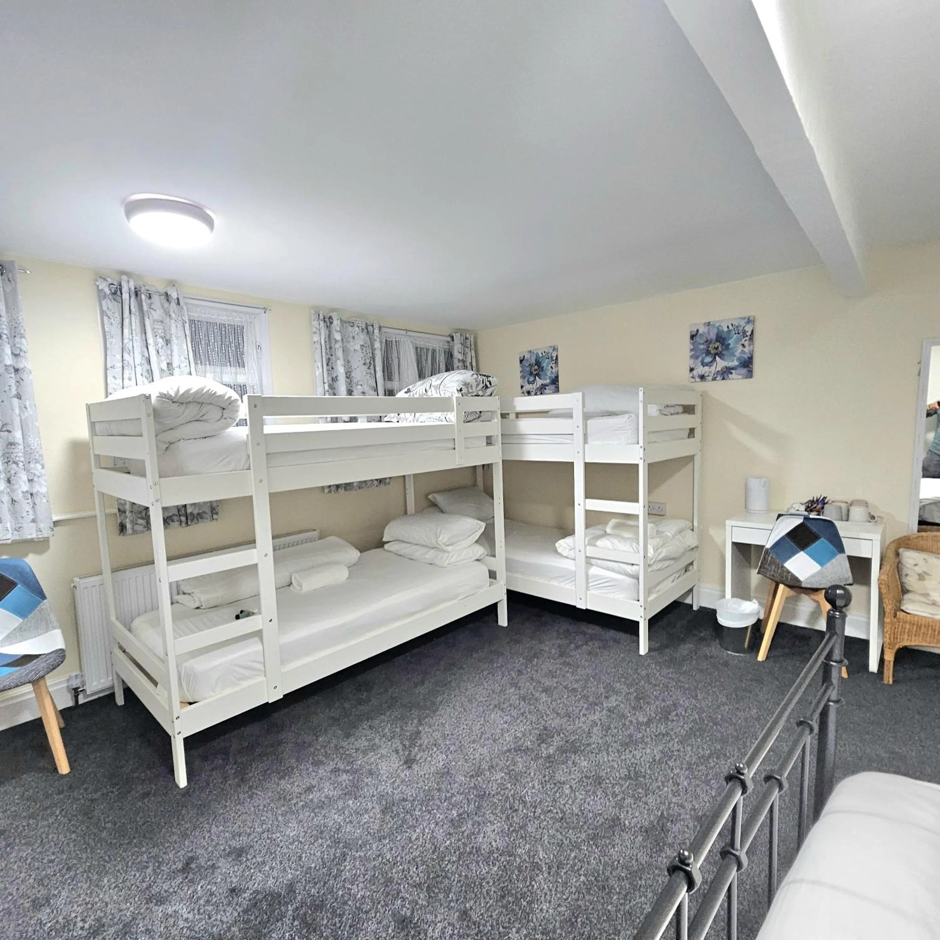 Bed in 100 Pipers Hotel