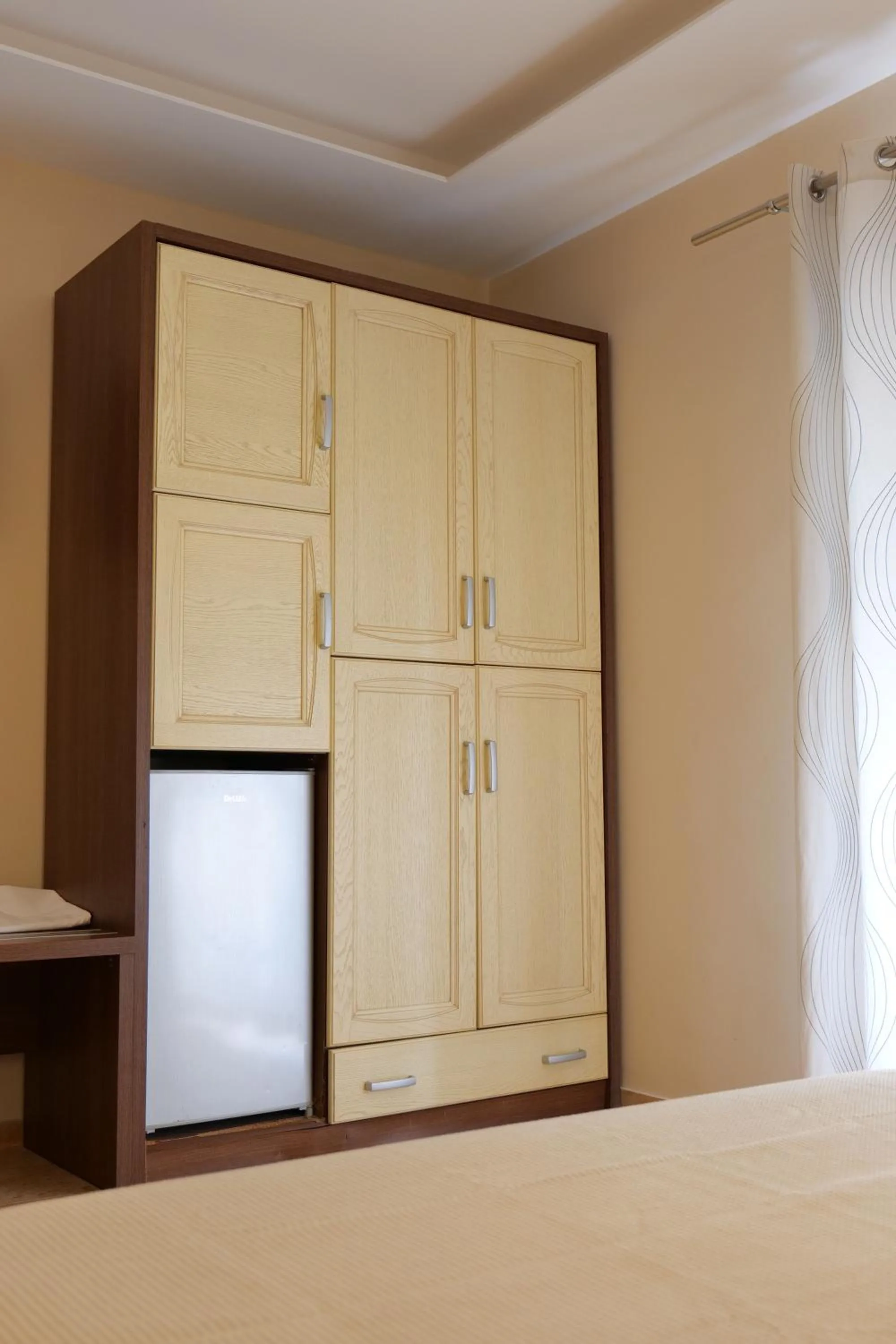 wardrobe, Bed in Hotel Jali