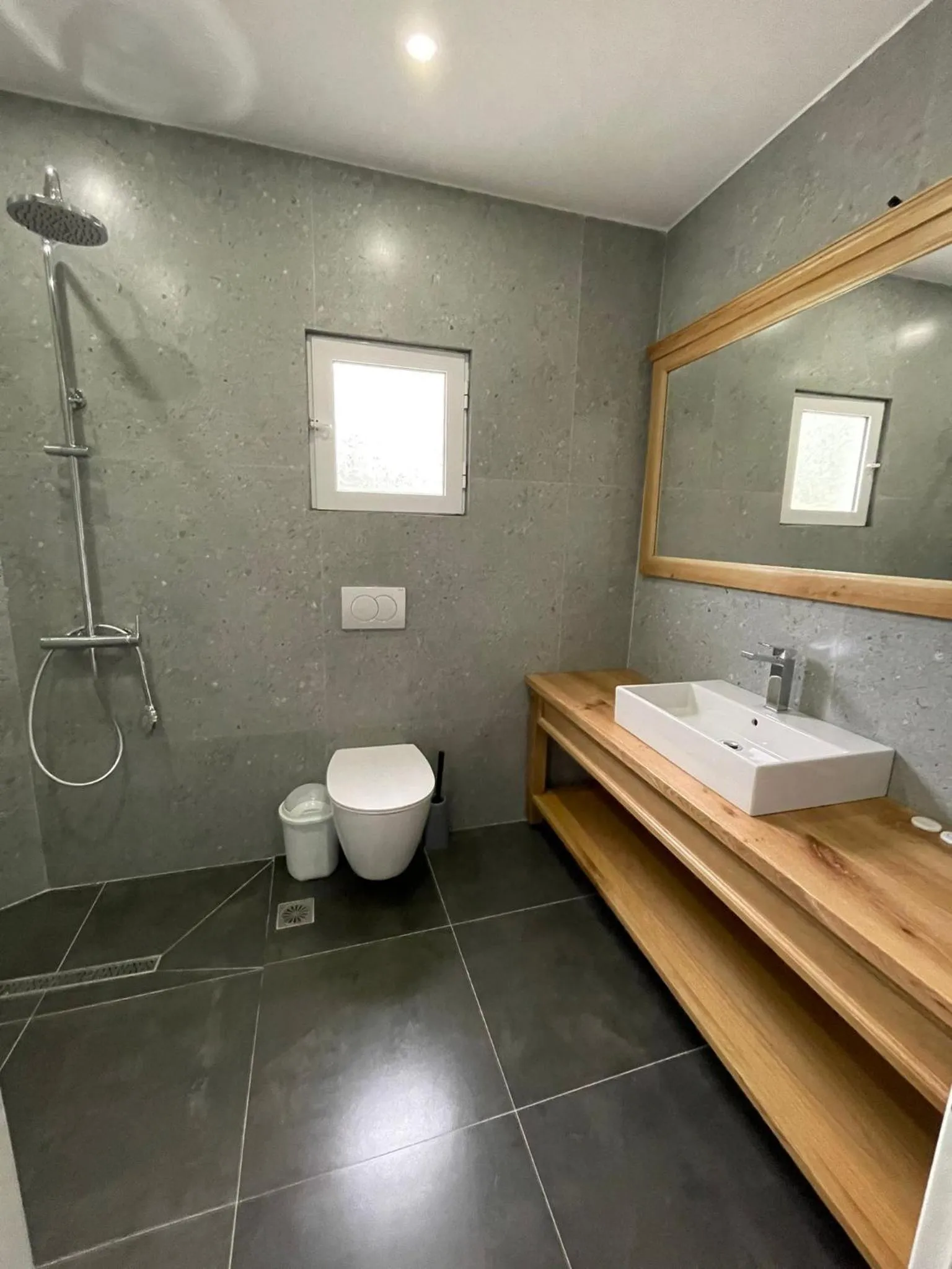 Shower in Hotel Jali