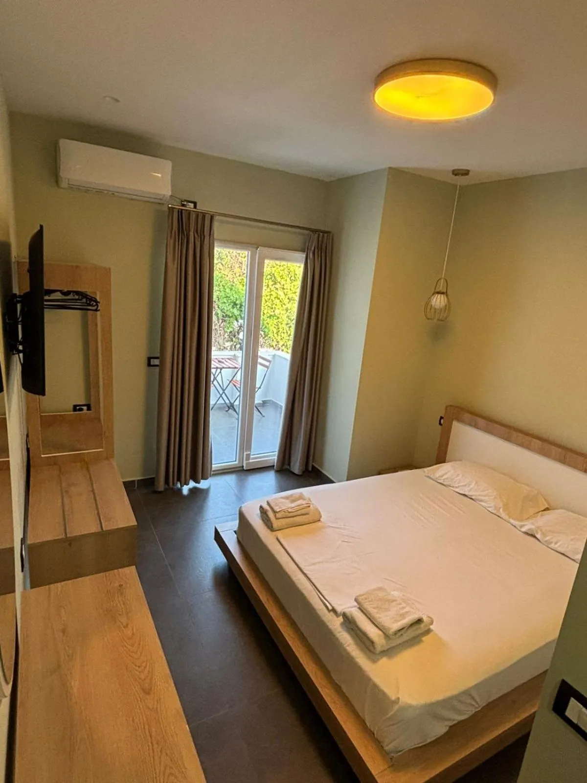 air conditioner, Bed in Hotel Jali