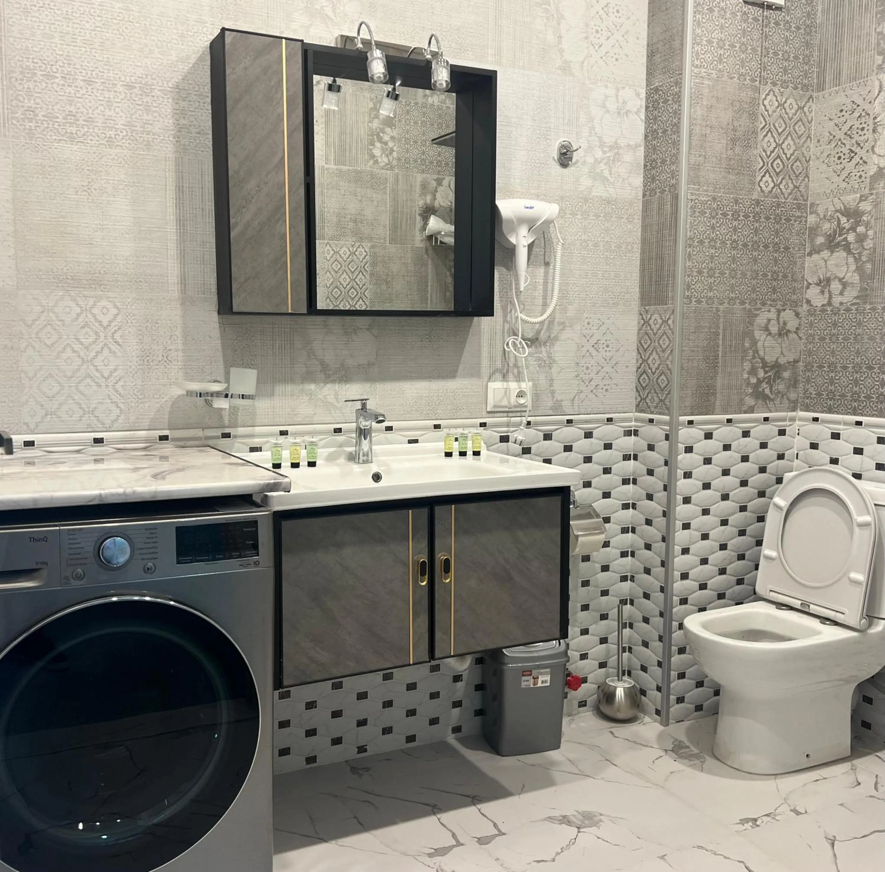 Shower in Panorama Hills Apart-Hotel