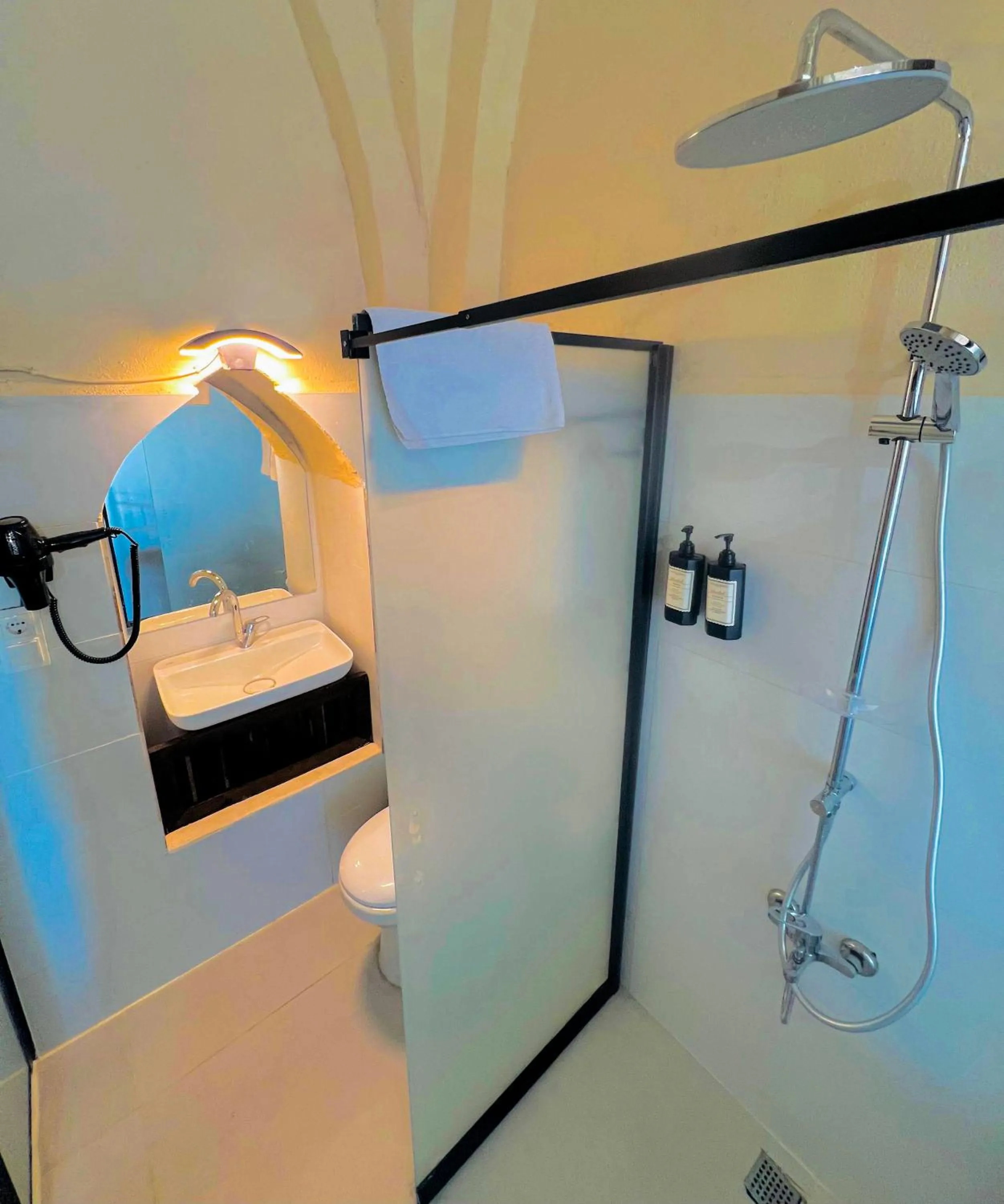 Shower in Maran House Mardin