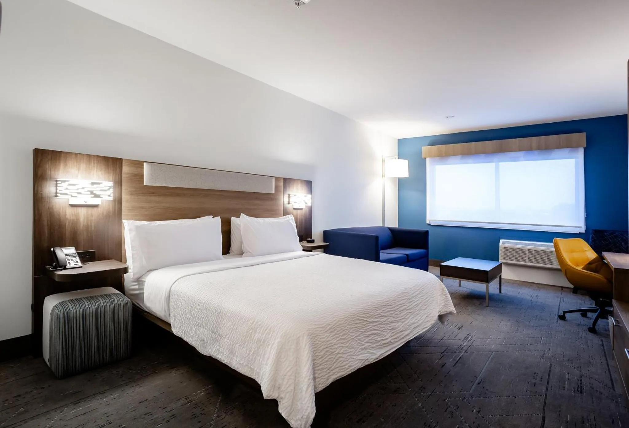 Photo of the whole room, Bed in Holiday Inn Express & Suites Waco Downtown by IHG