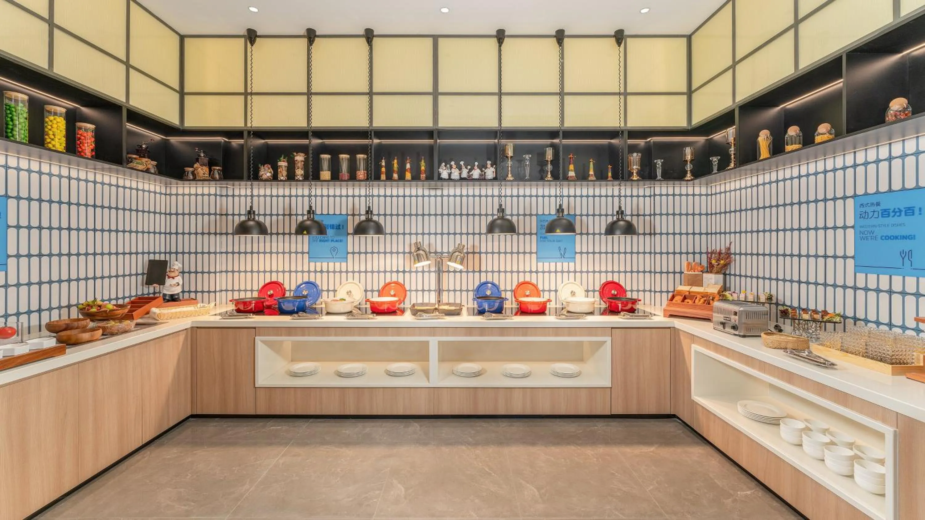 Restaurant/places to eat in Holiday Inn Express Guangzhou University Town