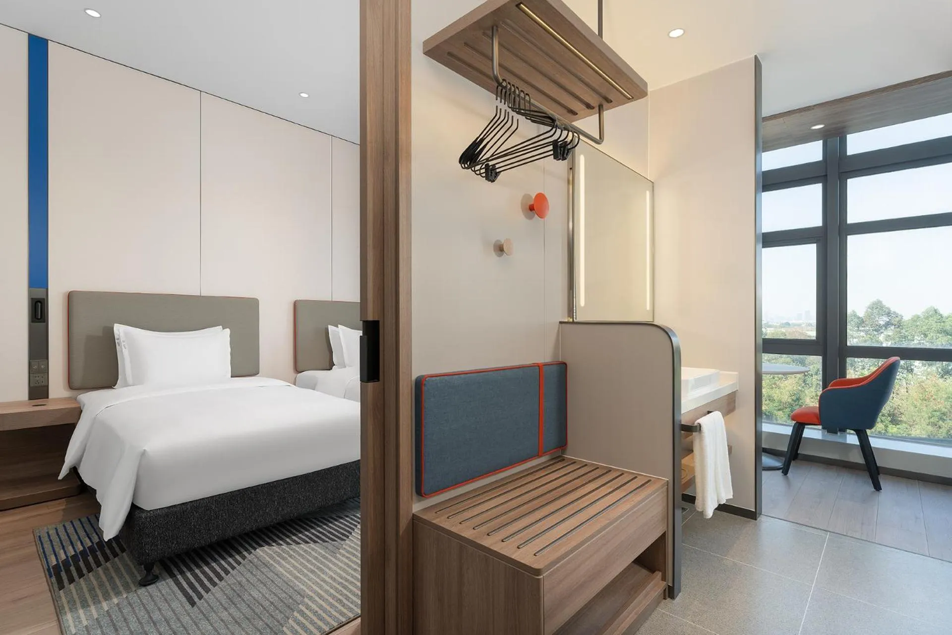 Photo of the whole room, Bed in Holiday Inn Express Guangzhou University Town