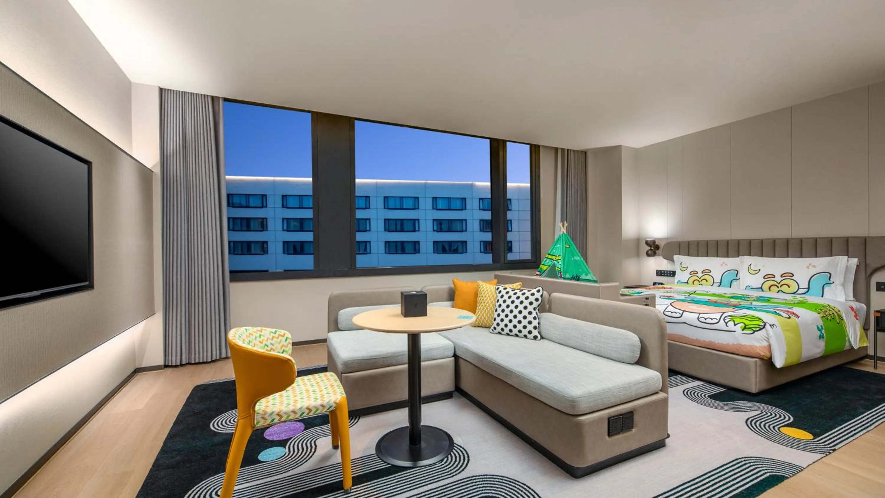 Photo of the whole room, Bed in Holiday Inn Shanghai Pudong Airport, an IHG Hotel