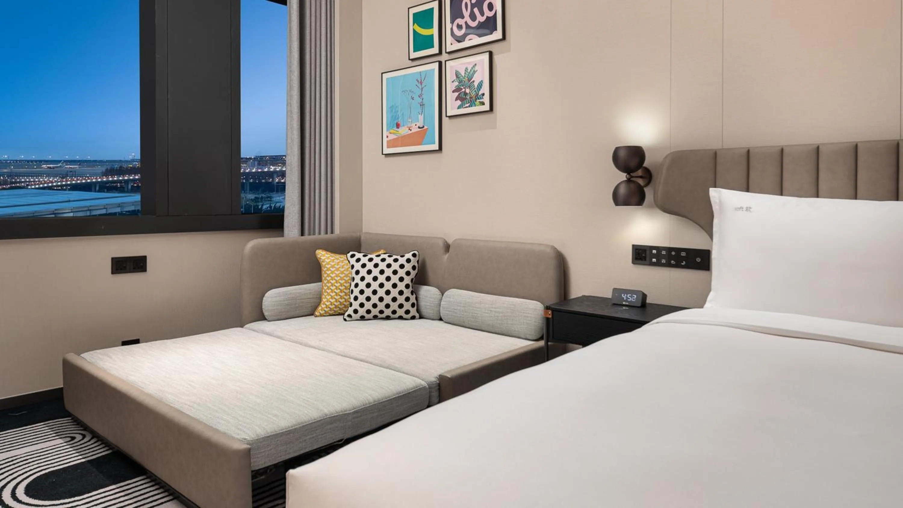 Photo of the whole room, Bed in Holiday Inn Shanghai Pudong Airport, an IHG Hotel