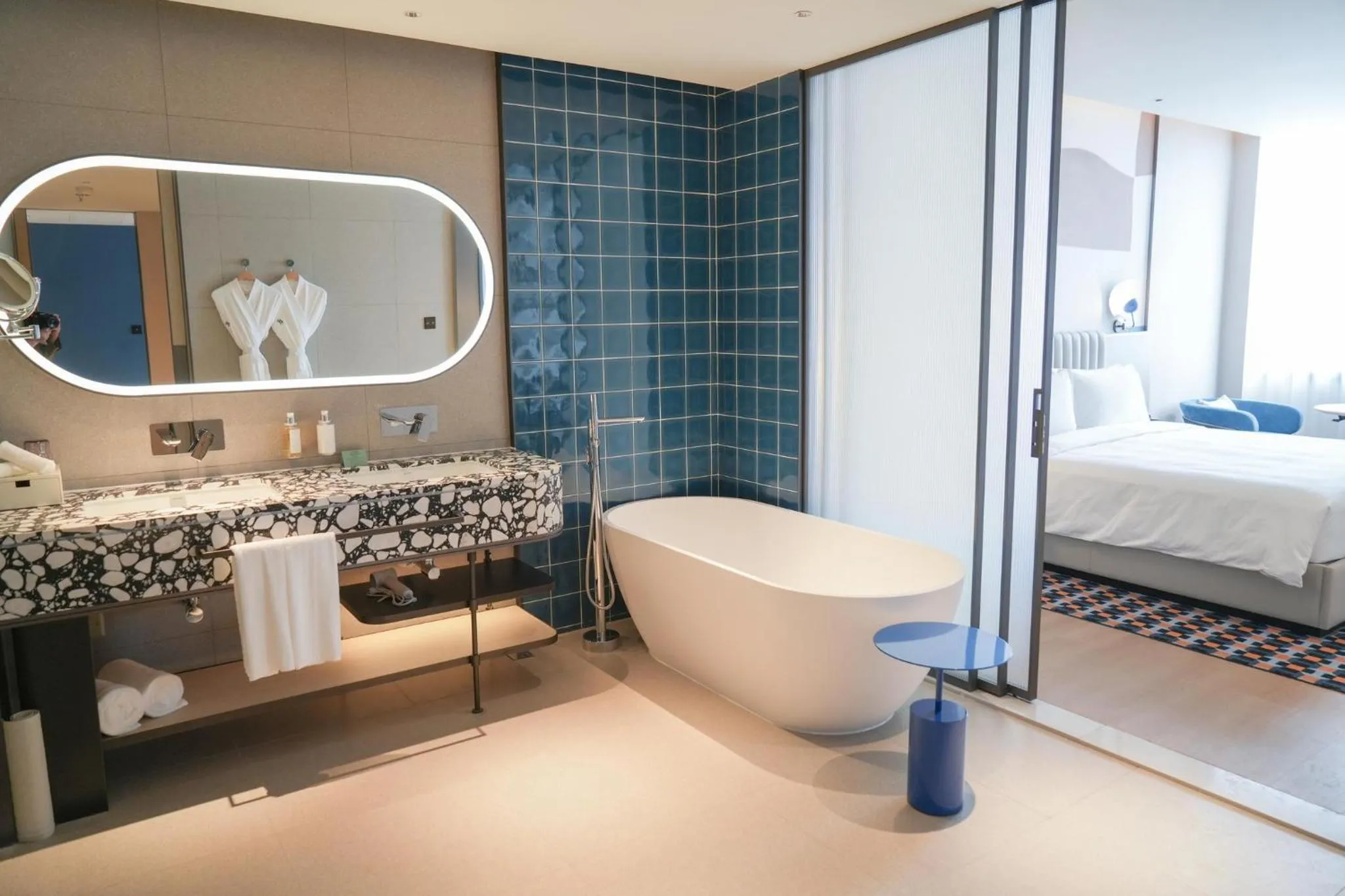 Photo of the whole room, Bed in Holiday Inn Shanghai Pudong Airport, an IHG Hotel