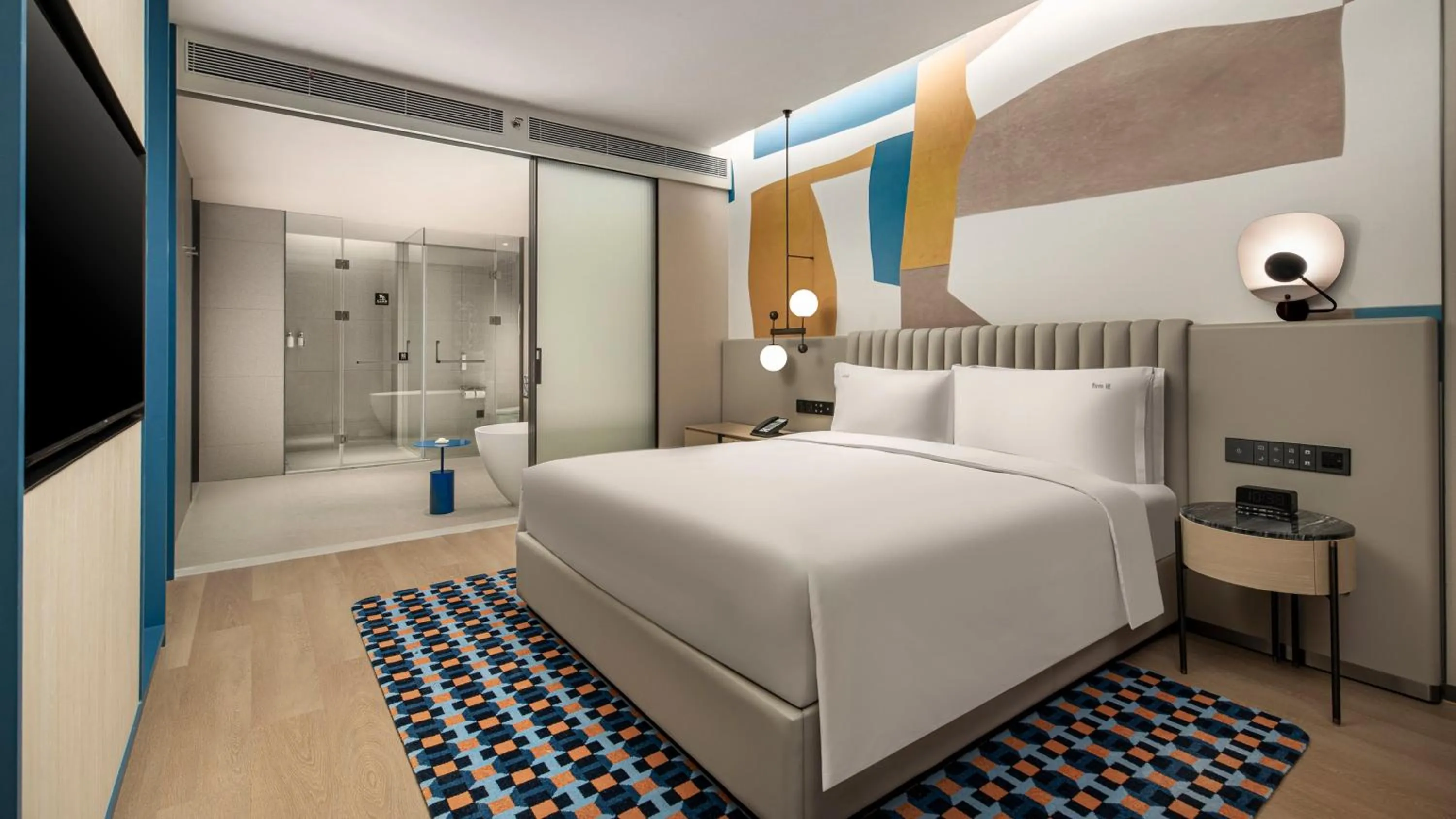 Photo of the whole room, Bed in Holiday Inn Shanghai Pudong Airport, an IHG Hotel