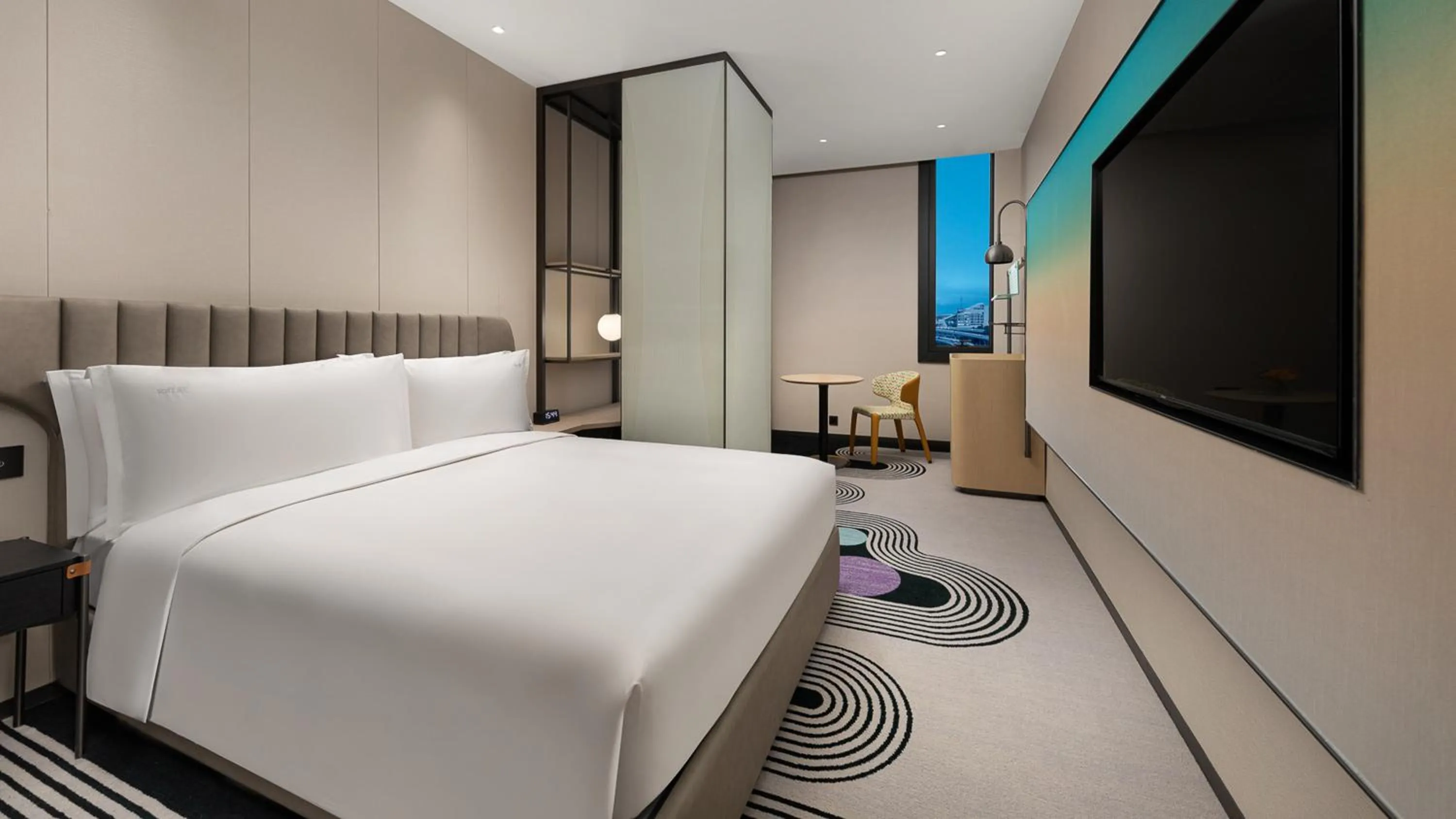 Photo of the whole room, Bed in Holiday Inn Shanghai Pudong Airport, an IHG Hotel