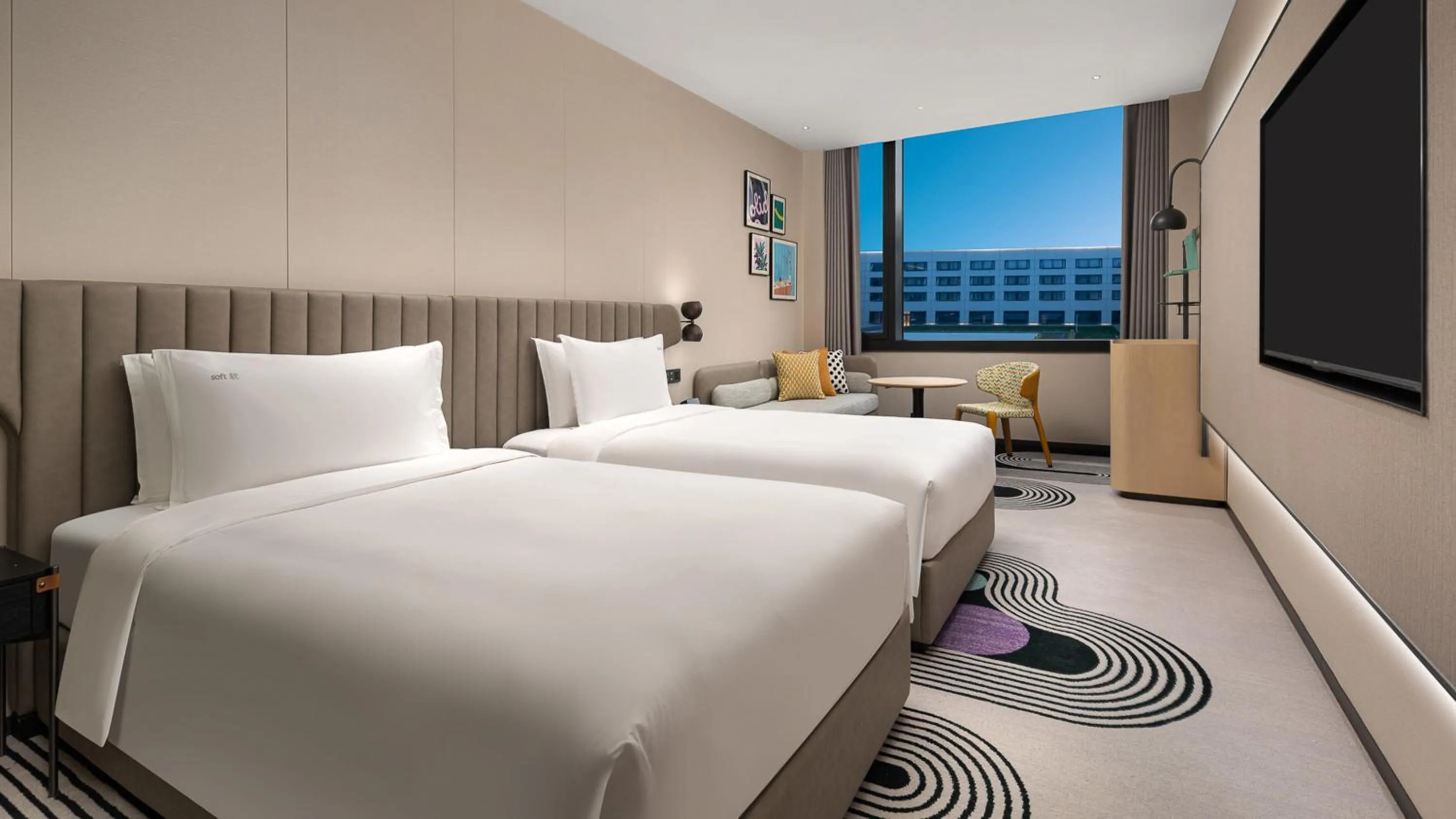 Photo of the whole room, Bed in Holiday Inn Shanghai Pudong Airport, an IHG Hotel