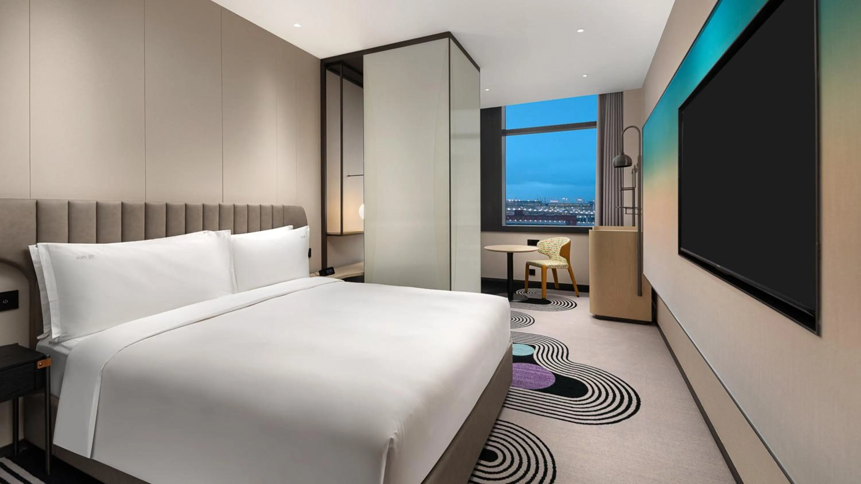 Photo of the whole room, Bed in Holiday Inn Shanghai Pudong Airport, an IHG Hotel