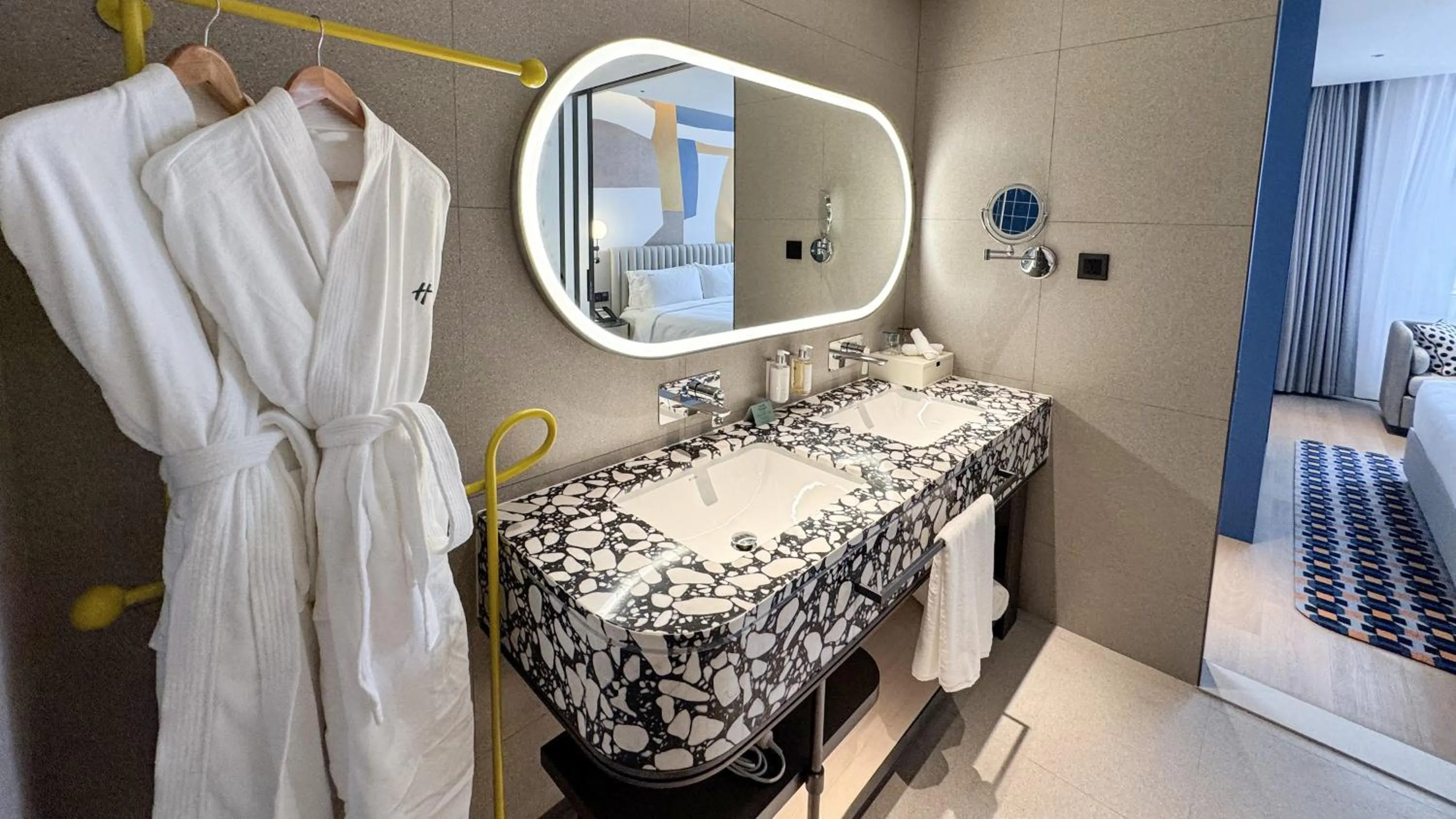 Bedroom, Bed in Holiday Inn Shanghai Pudong Airport, an IHG Hotel