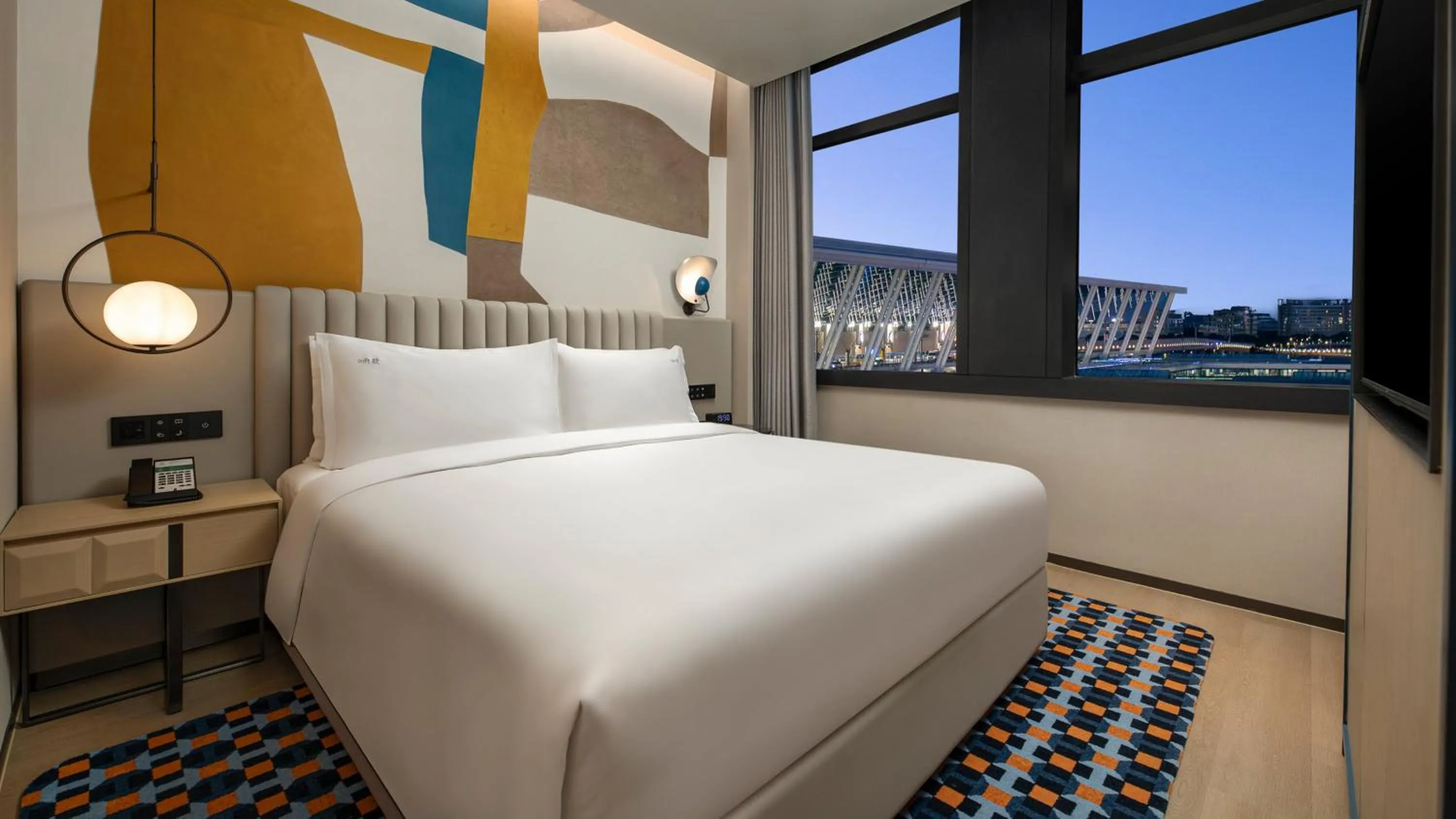 Bedroom, Bed in Holiday Inn Shanghai Pudong Airport, an IHG Hotel