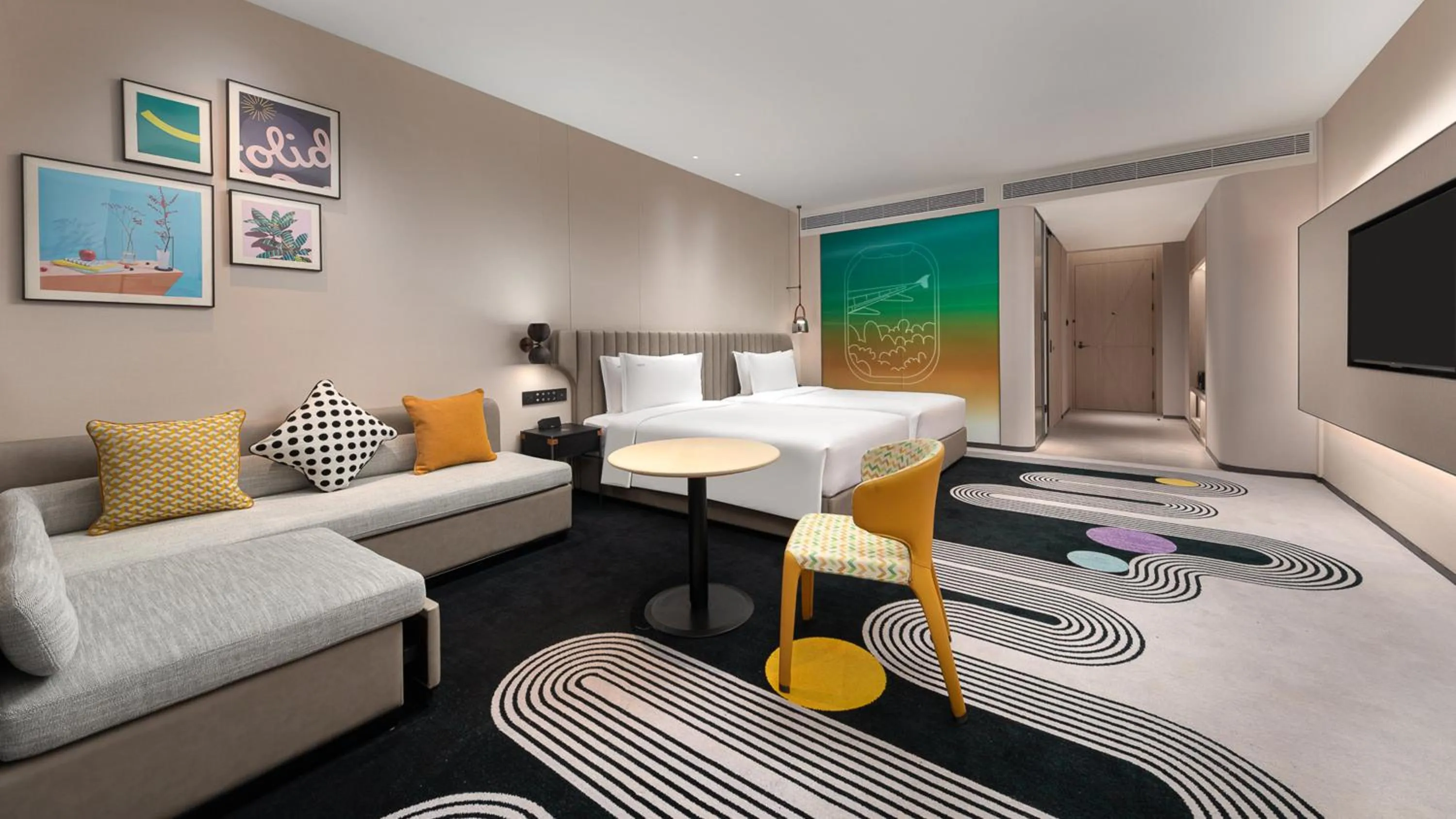 Photo of the whole room, Bed in Holiday Inn Shanghai Pudong Airport, an IHG Hotel