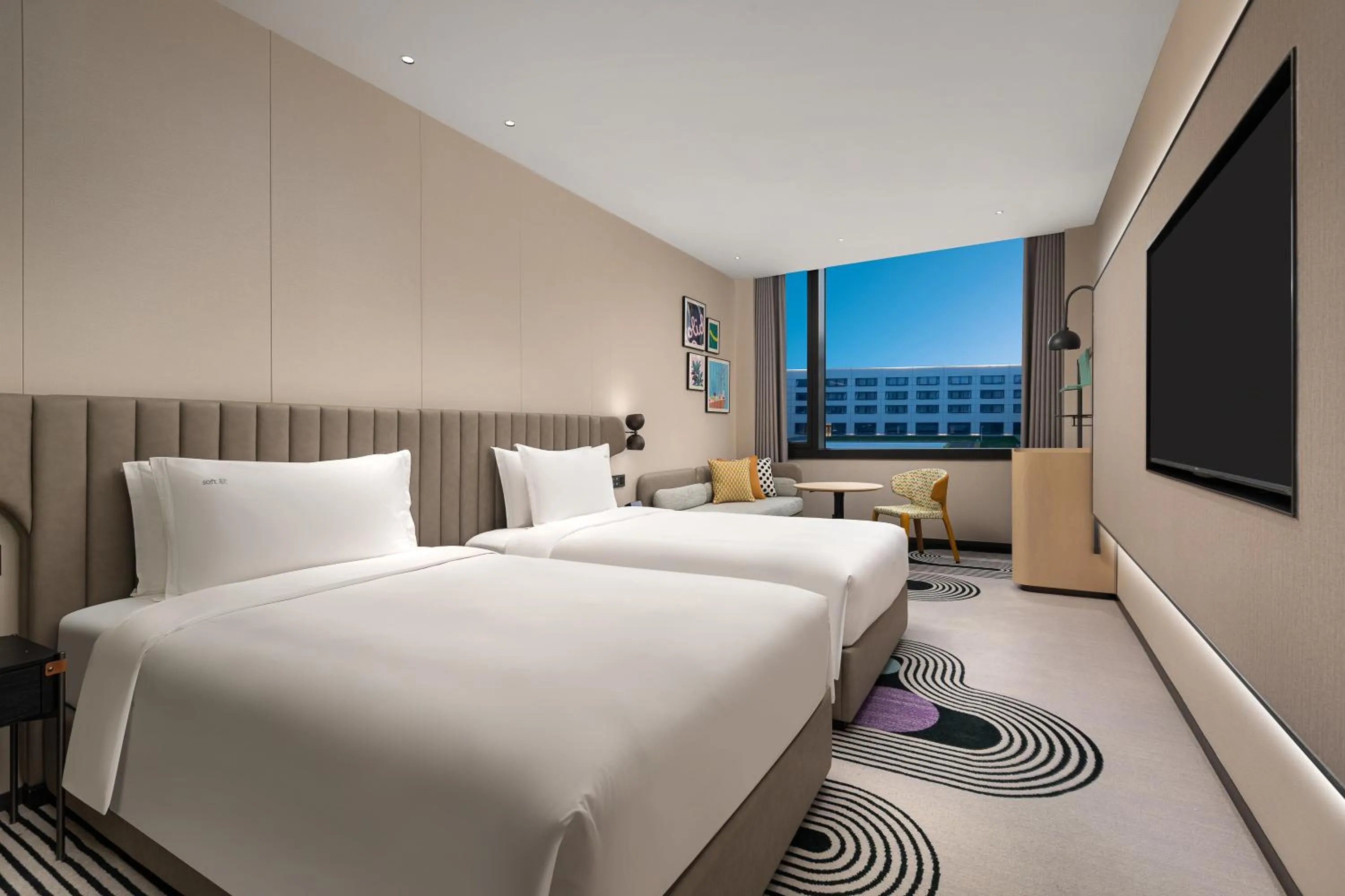 Photo of the whole room, Bed in Holiday Inn Shanghai Pudong Airport, an IHG Hotel