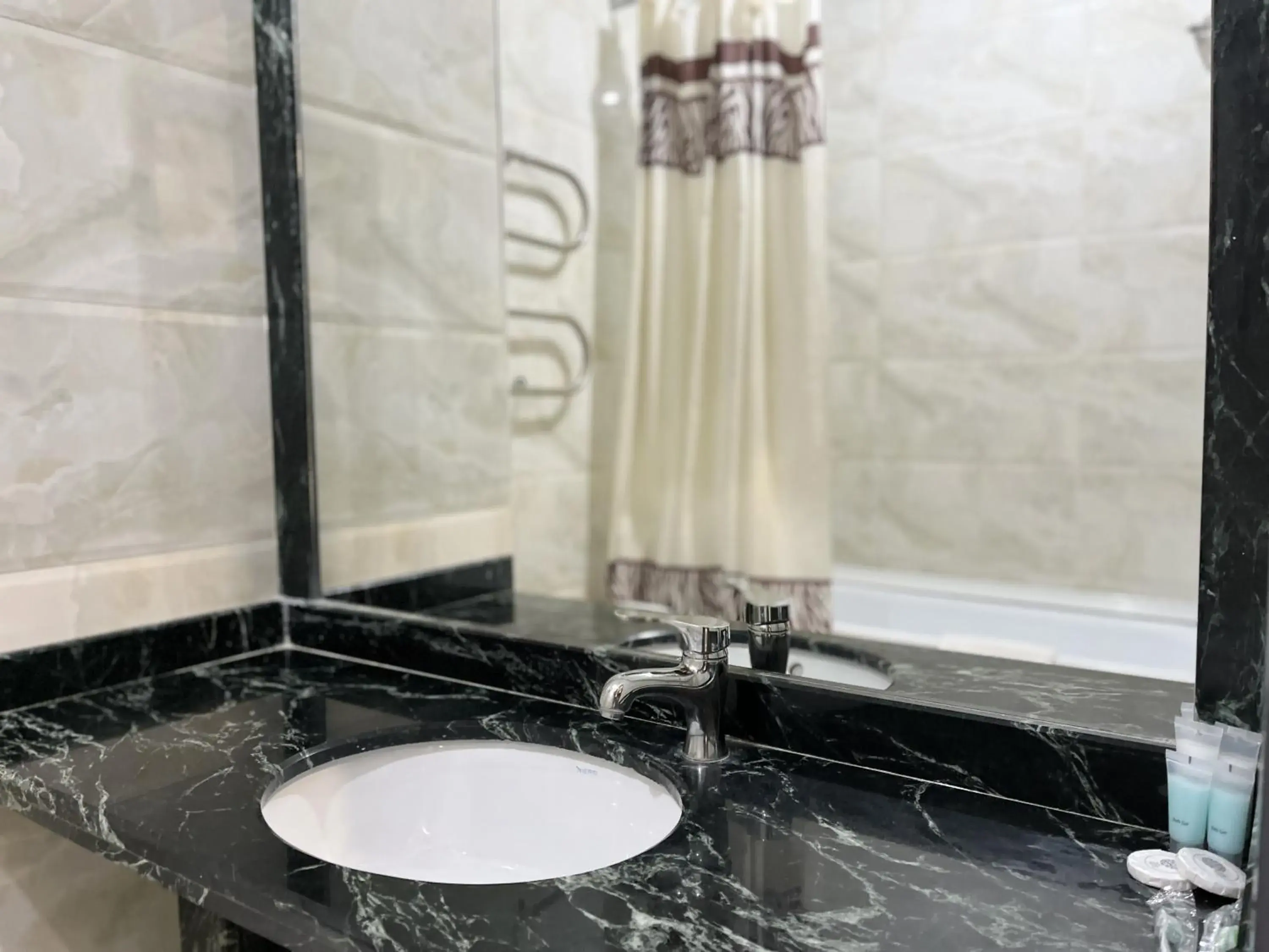 Superior Twin Room in Almaty Grand Erbil Hotel Superior Twin Room in Almaty Grand Erbil Hotel
