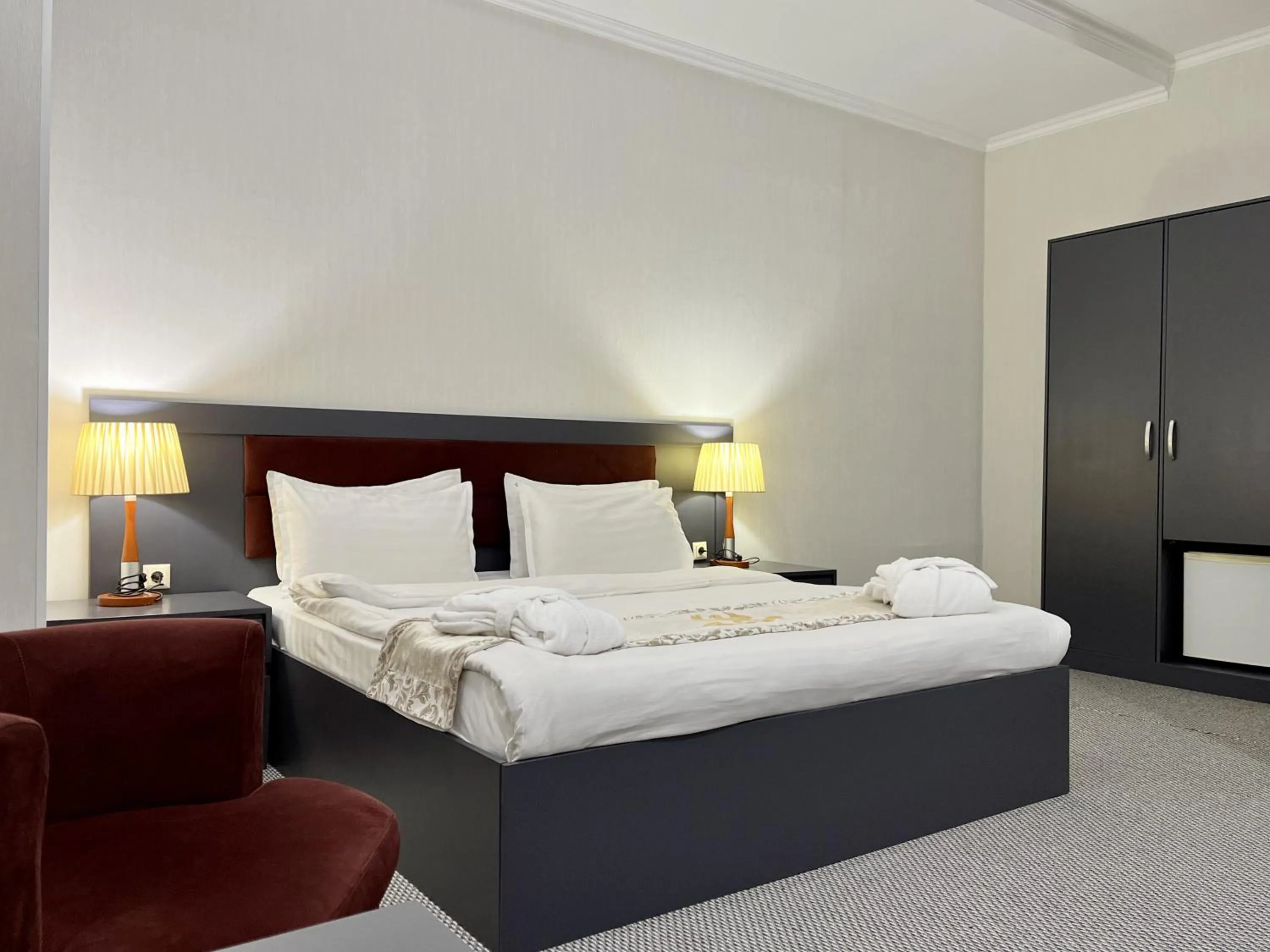 Photo of the whole room, Bed in Almaty Grand Erbil Hotel